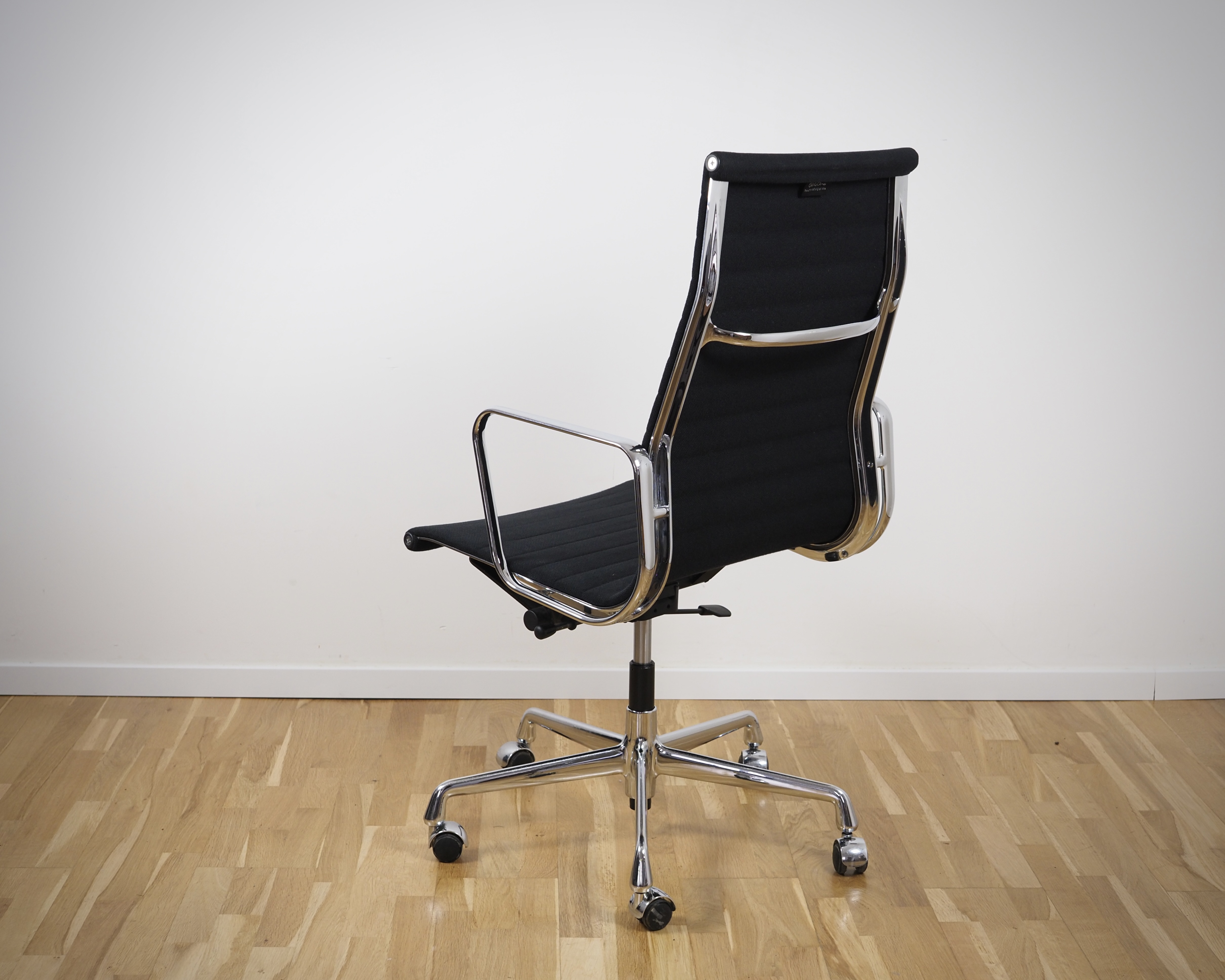 EA 119 Aluminium Chair Hopsack Schwarz