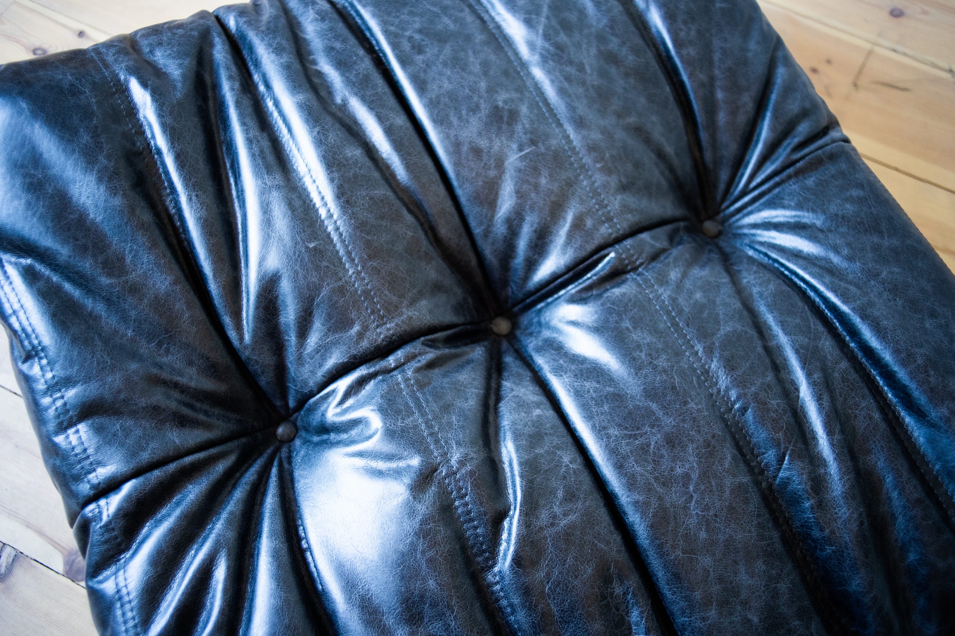 Togo Pouf pelle pull-up nero