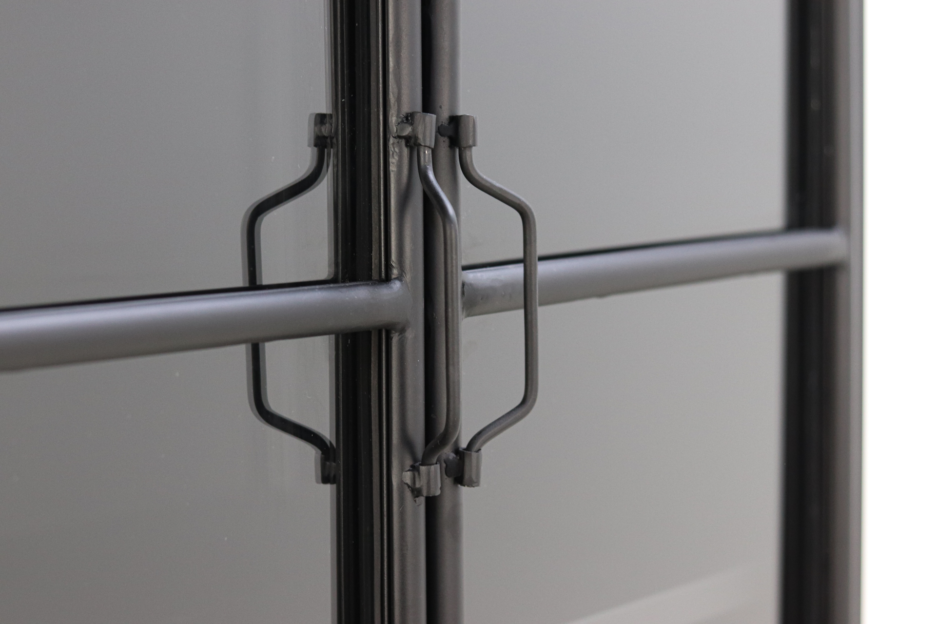 Manhattan Schrank Metall Glas Schwarz
