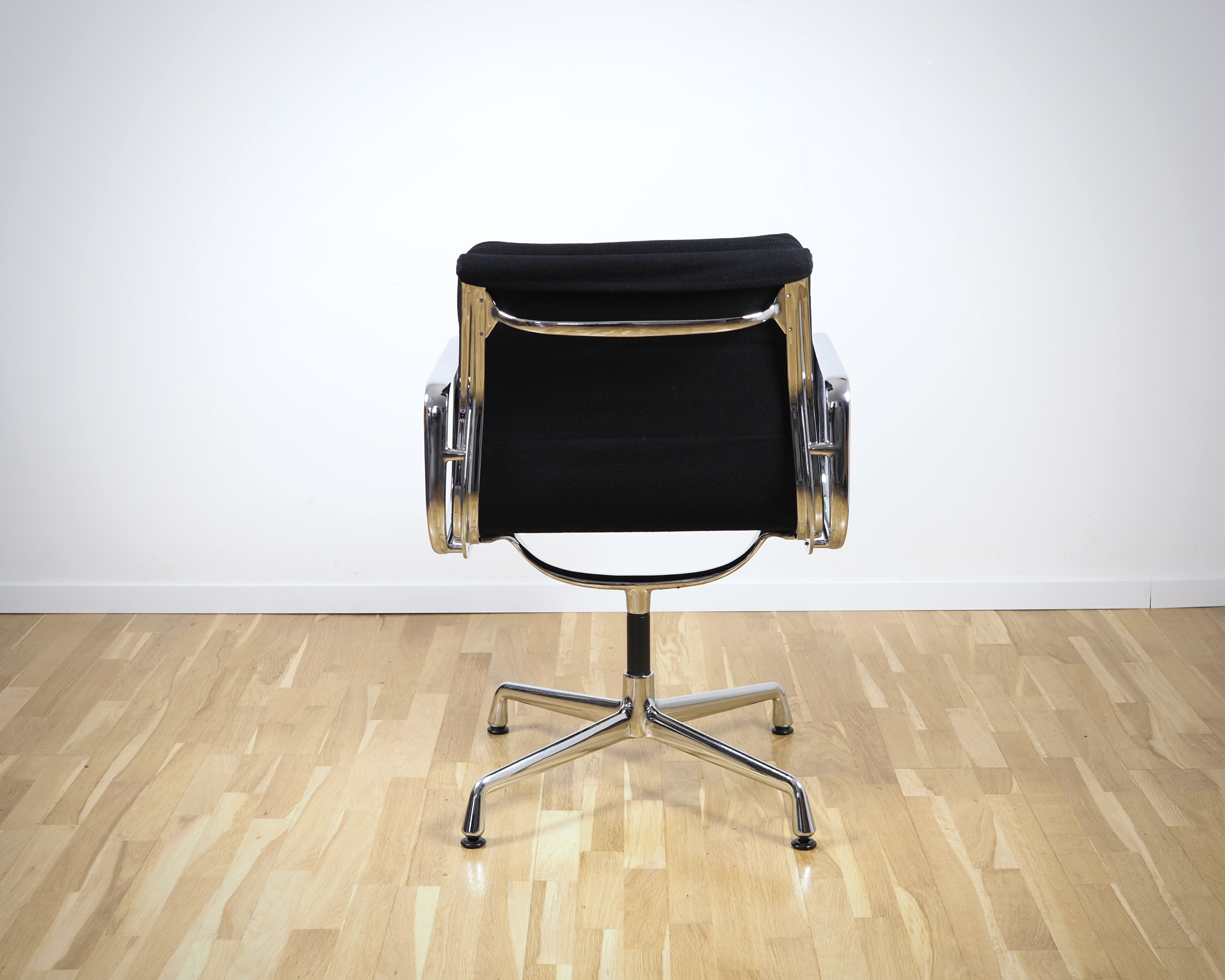 Vitra Eames EA208 Soft Pad Chair Cozy Black