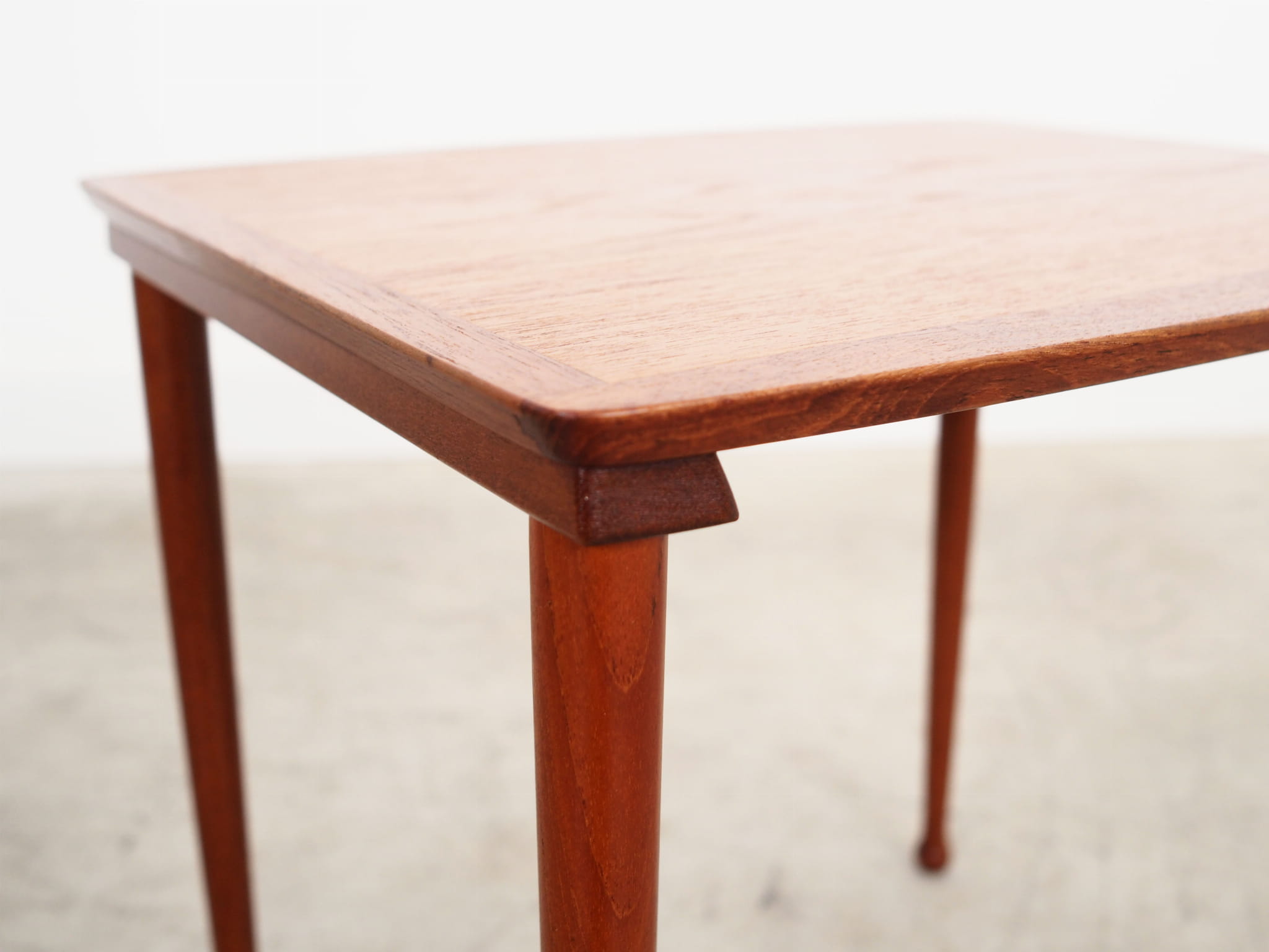 Tavolino vintage in teak marrone anni '70
