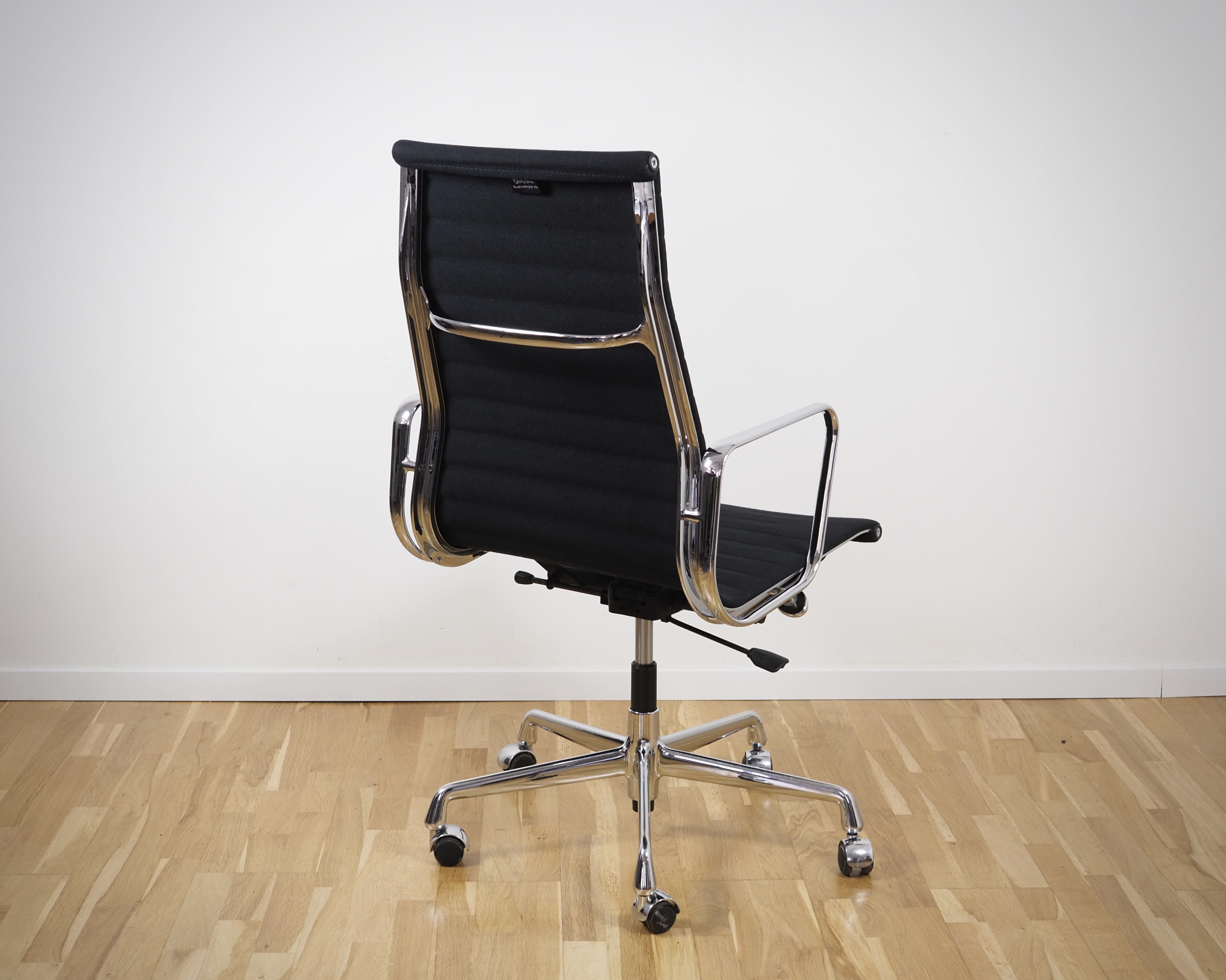 EA 119 Aluminium Chair Hopsack Schwarz