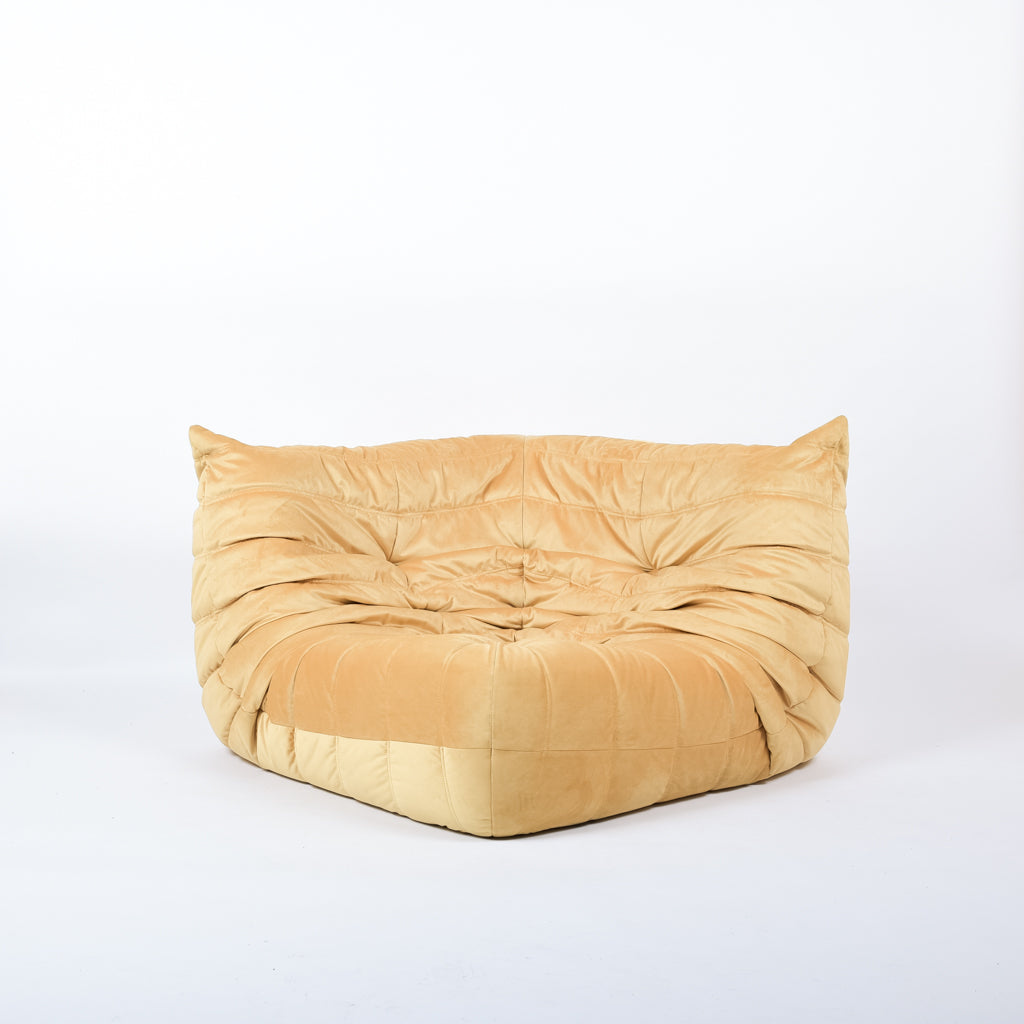 Togo Ecksofa Samt Gold