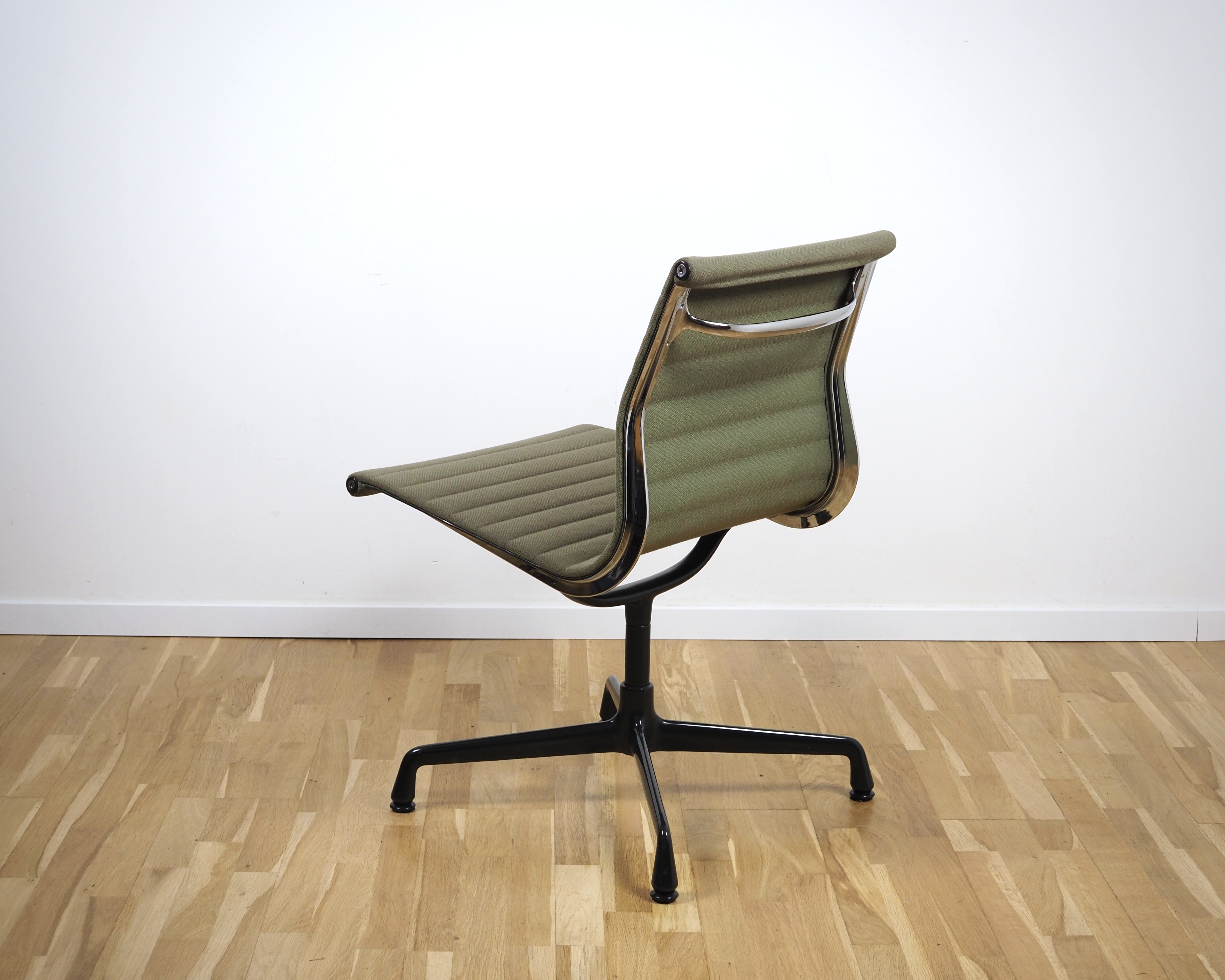 Aluminium Chair EA 105 Hopsack Khaki