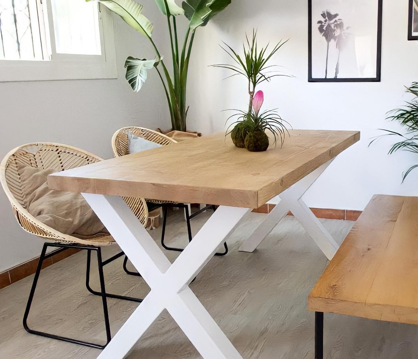 Indoor-Outdoor Massivholztisch mit weißem Stahlgestell 160cm