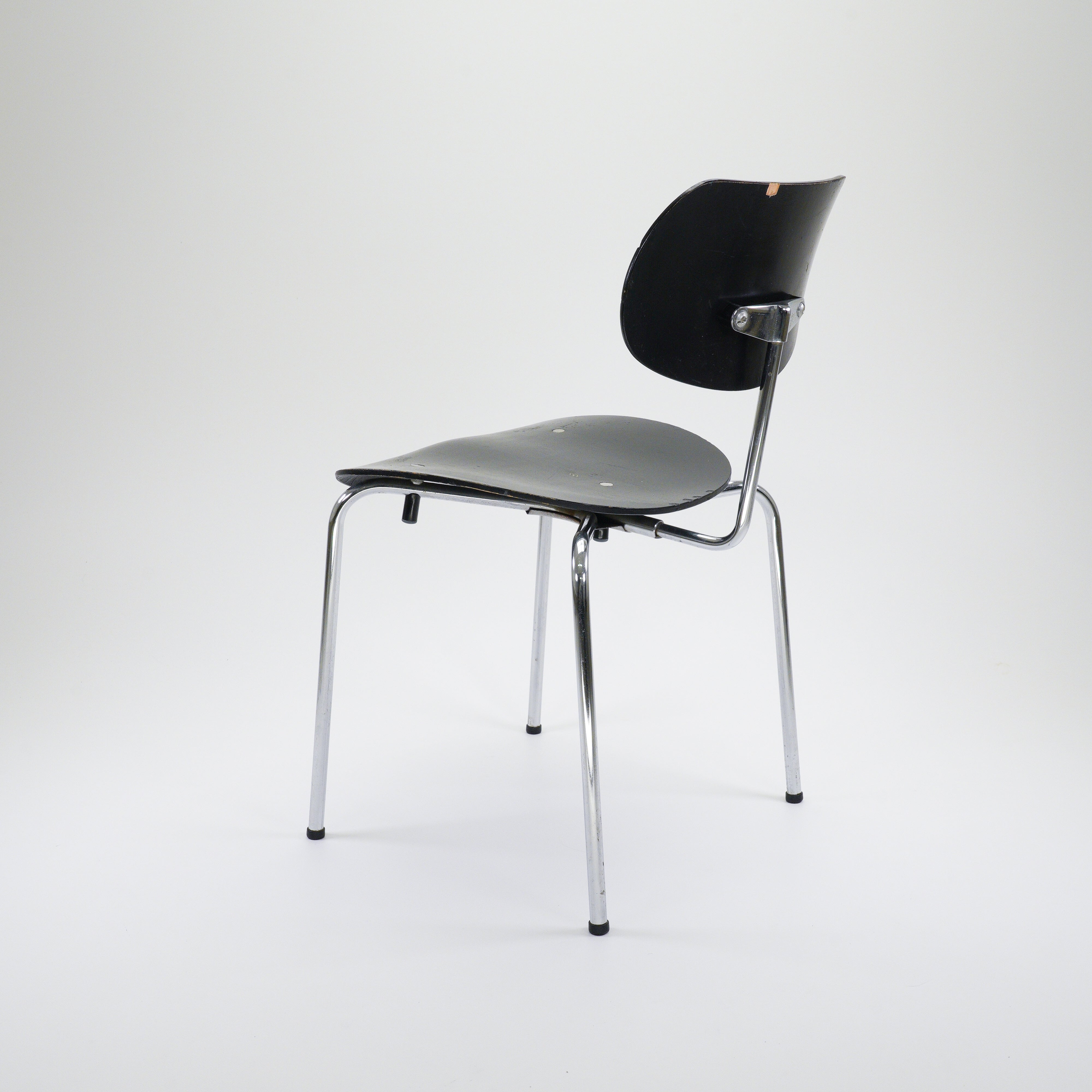 SE68 Stuhl Holz Chrom Schwarz