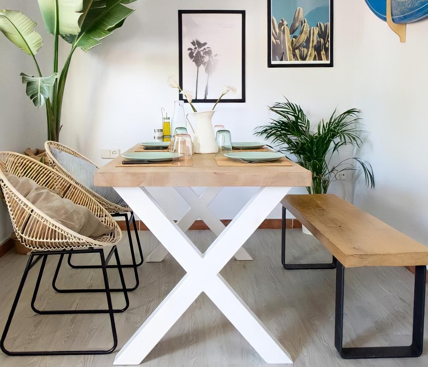 Indoor-Outdoor Massivholztisch mit weißem Stahlgestell 160cm