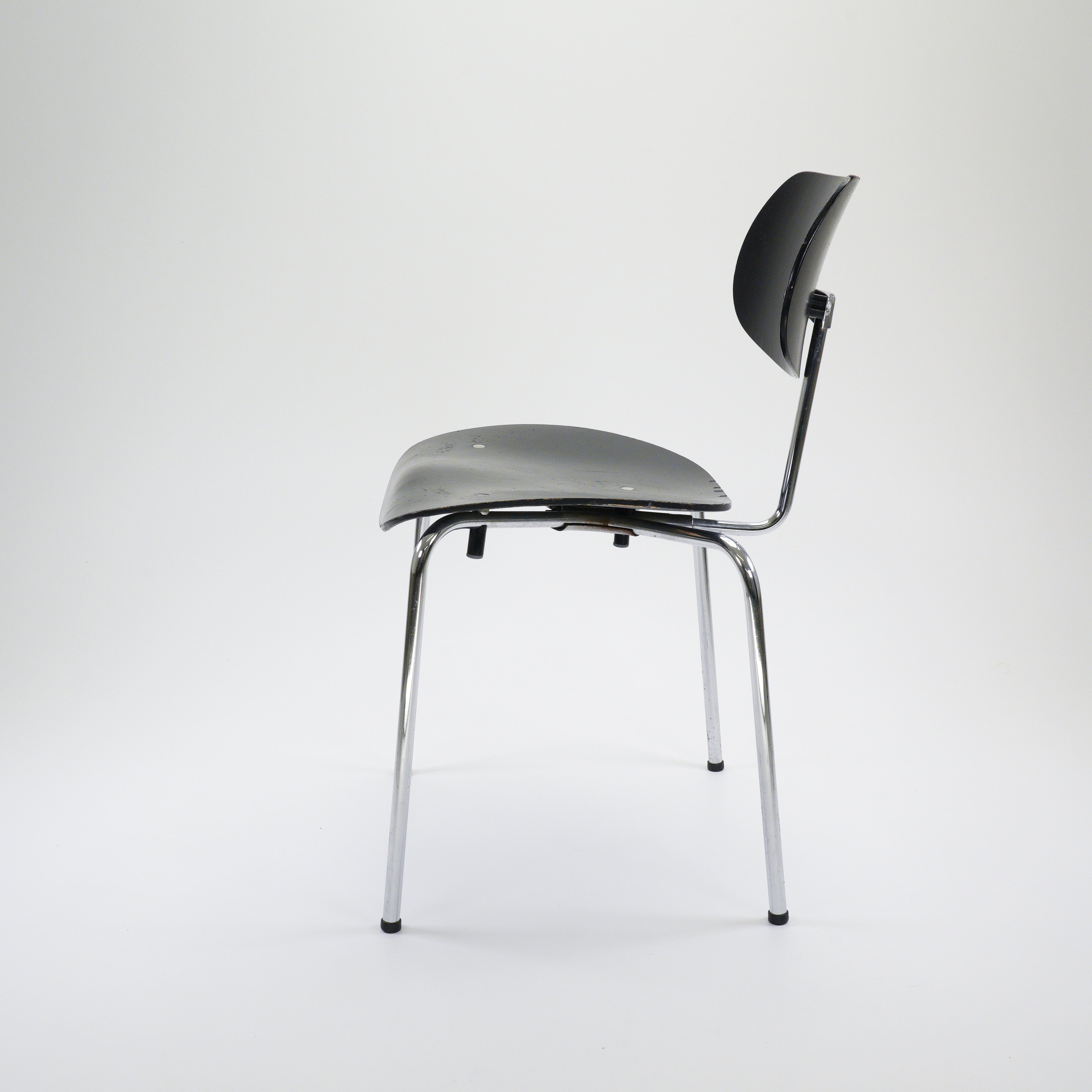 SE68 Stuhl Holz Chrom Schwarz