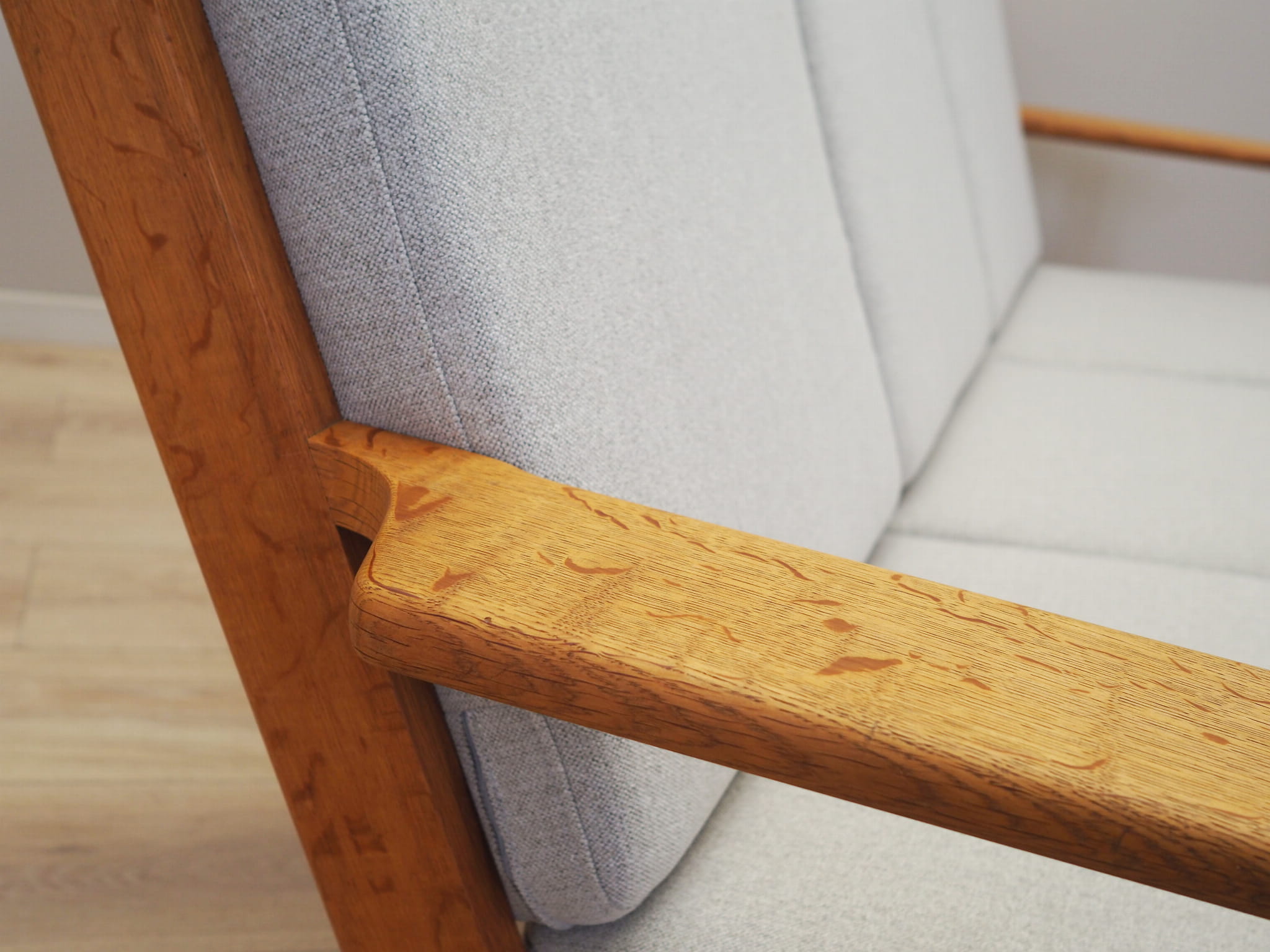 Divano in legno grigio anni '60