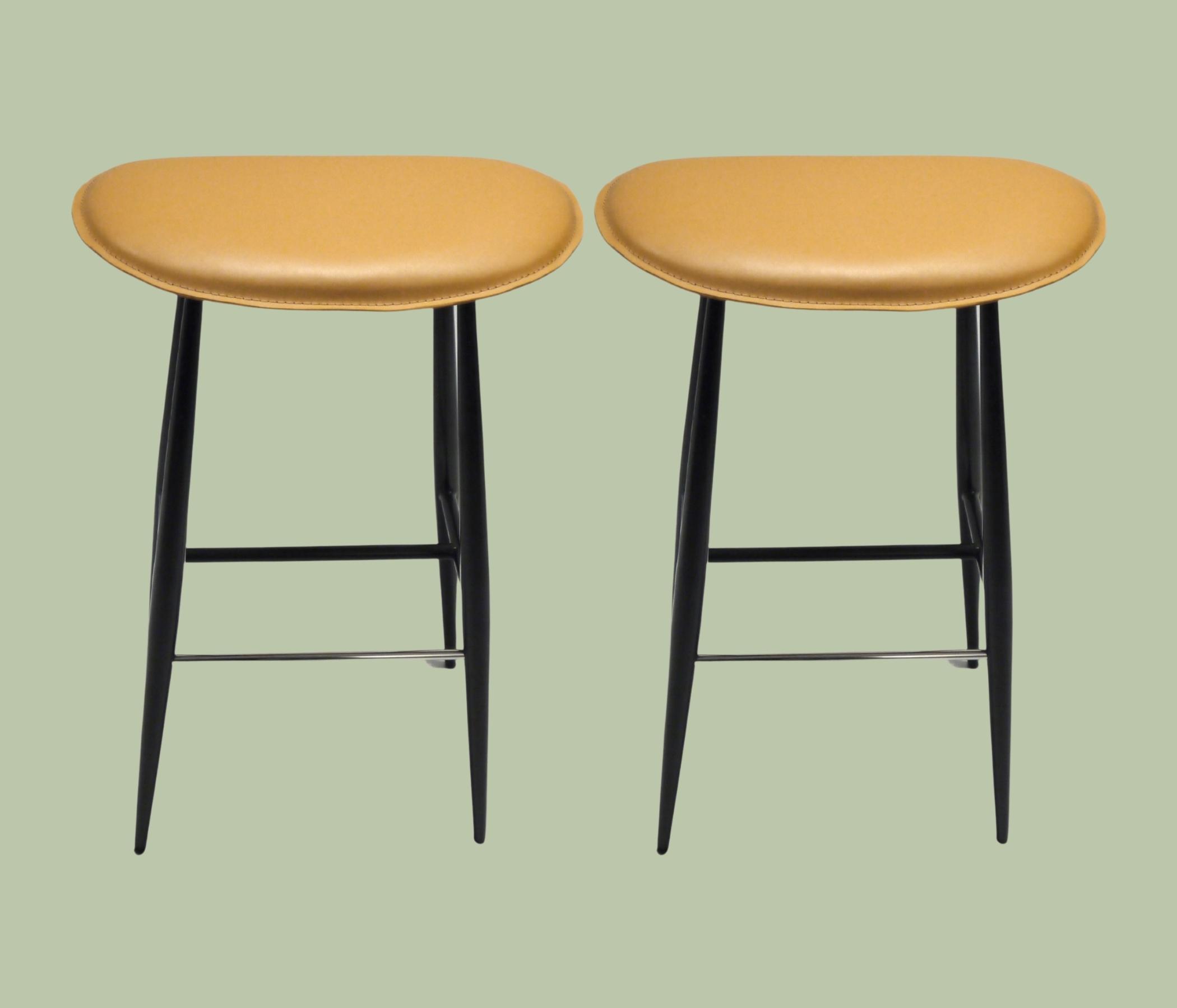 2x Barhocker mit Sitzfläche aus Kunstleder 