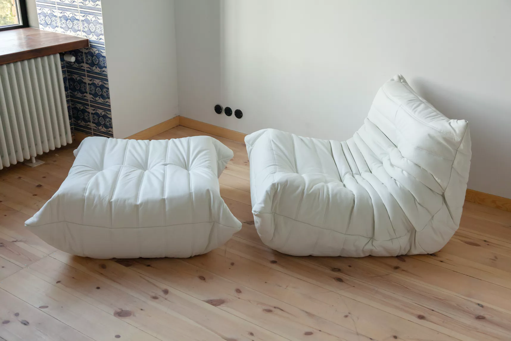 Set Poltrona e Pouf Togo in Pelle Madras Bianco