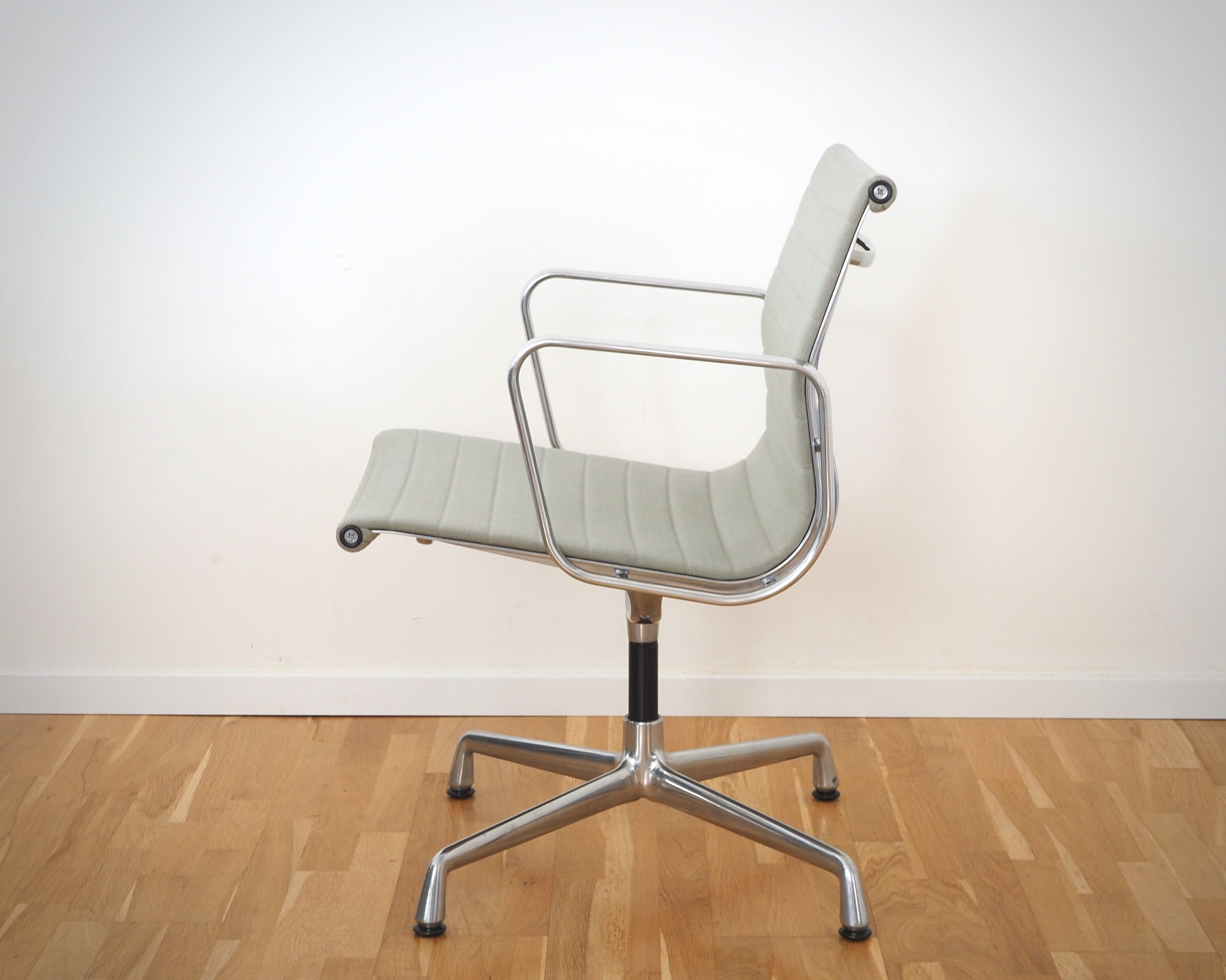 Eames EA 108 Aluminium Chair Drehbar Hopsack Grau