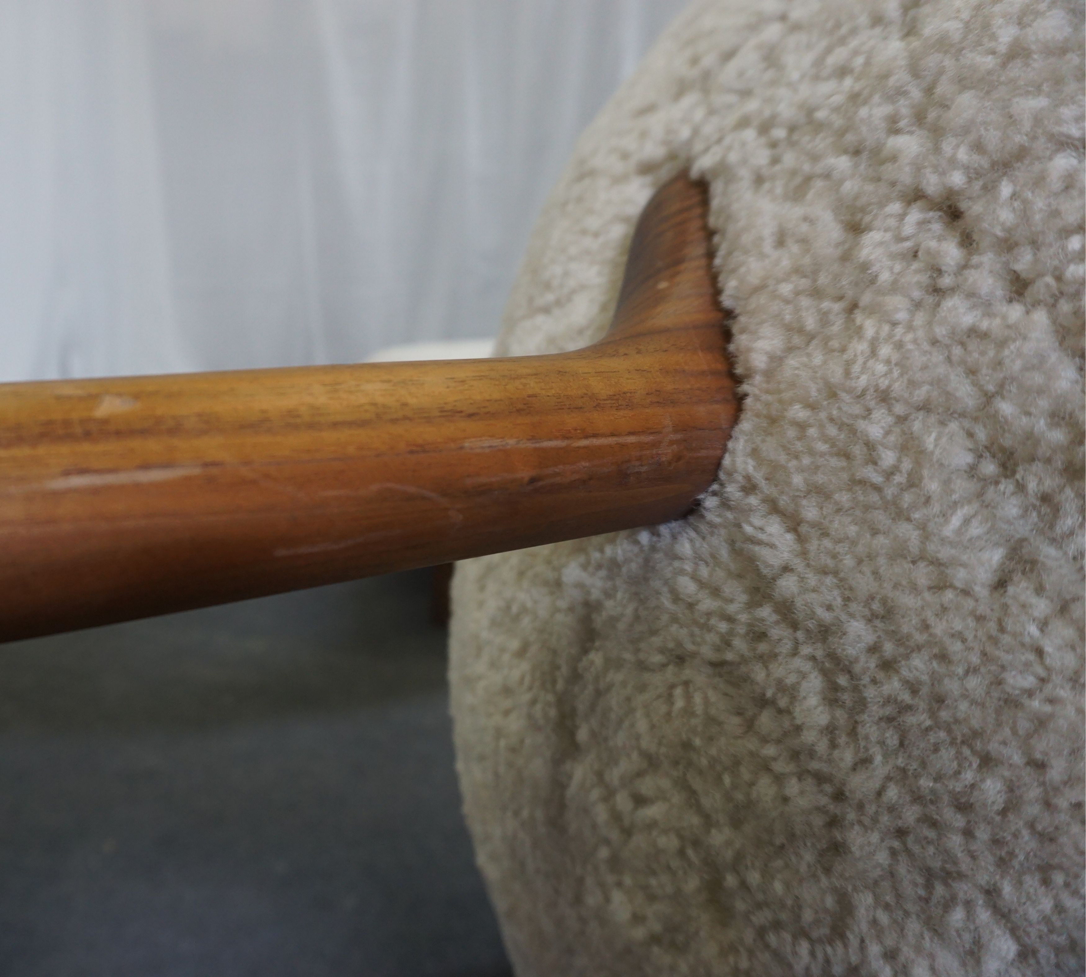 Little Petra VB1 Sessel mit Hocker Schafsfell