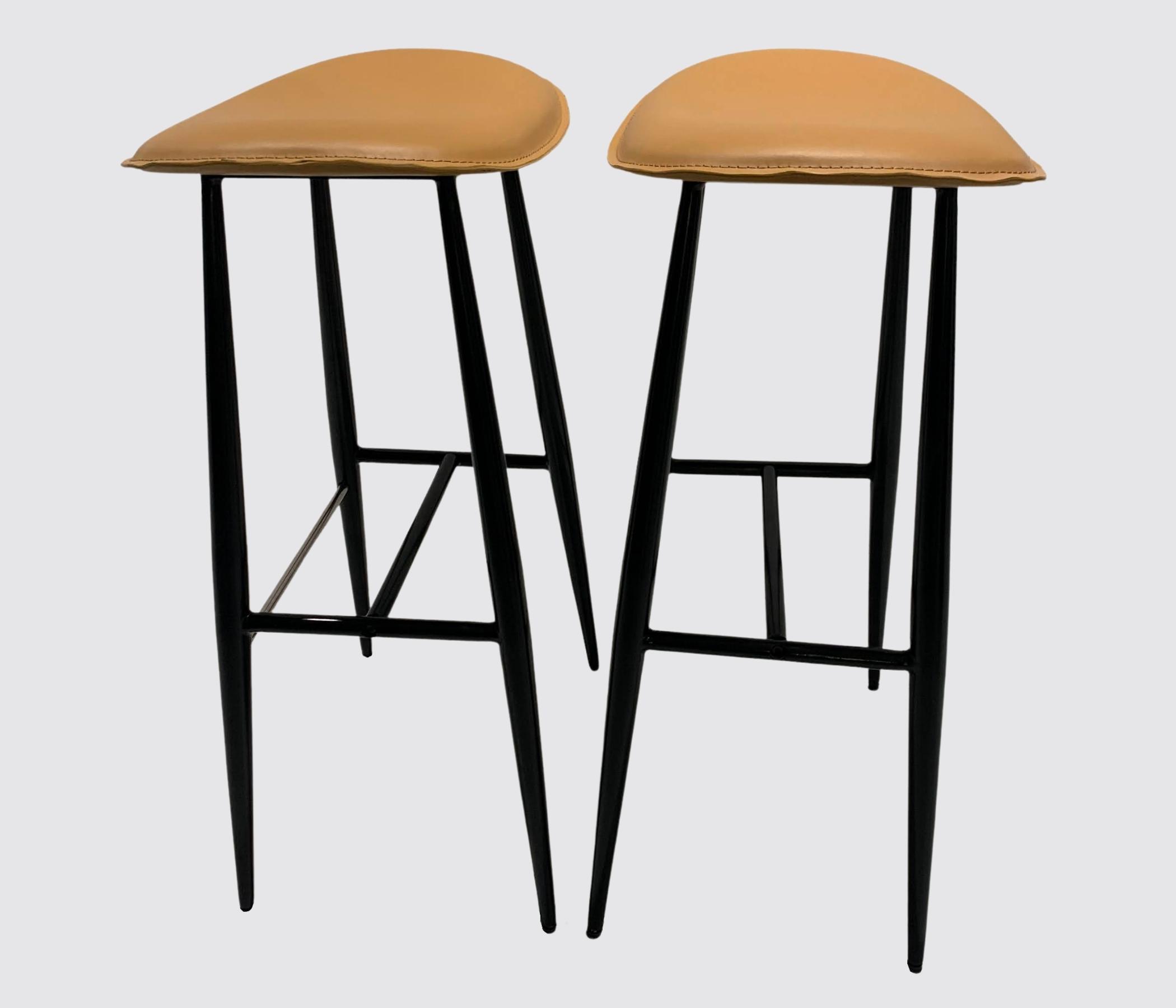 2x Barhocker mit Sitzfläche aus Kunstleder 