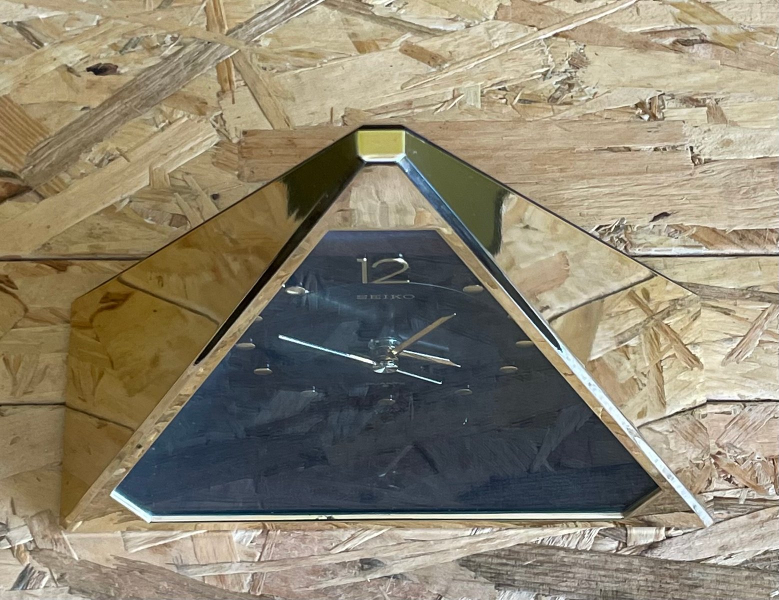 Pyramiden Quarzuhr 1980er Jahre