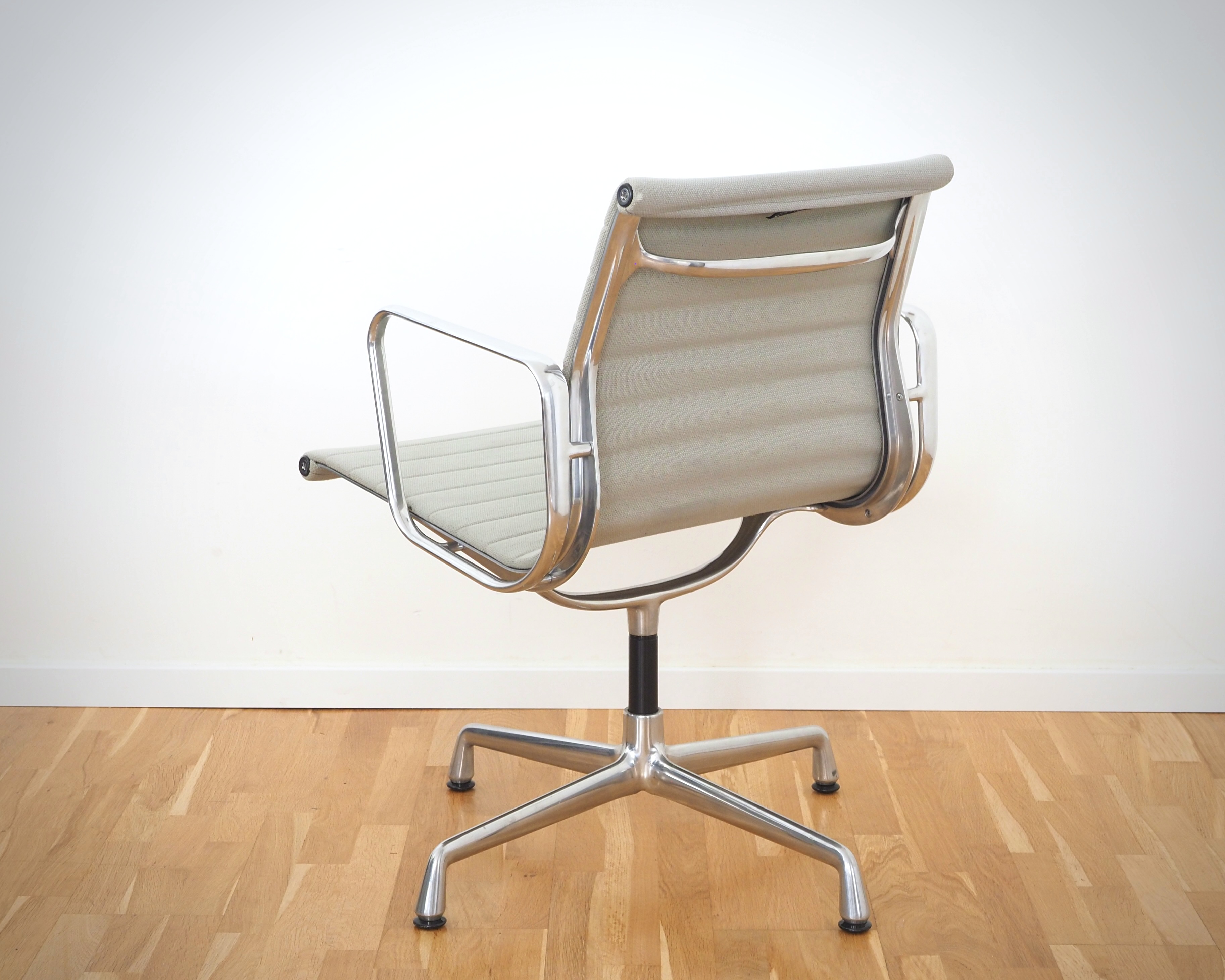 Eames EA 108 Aluminium Chair Drehbar Hopsack Grau