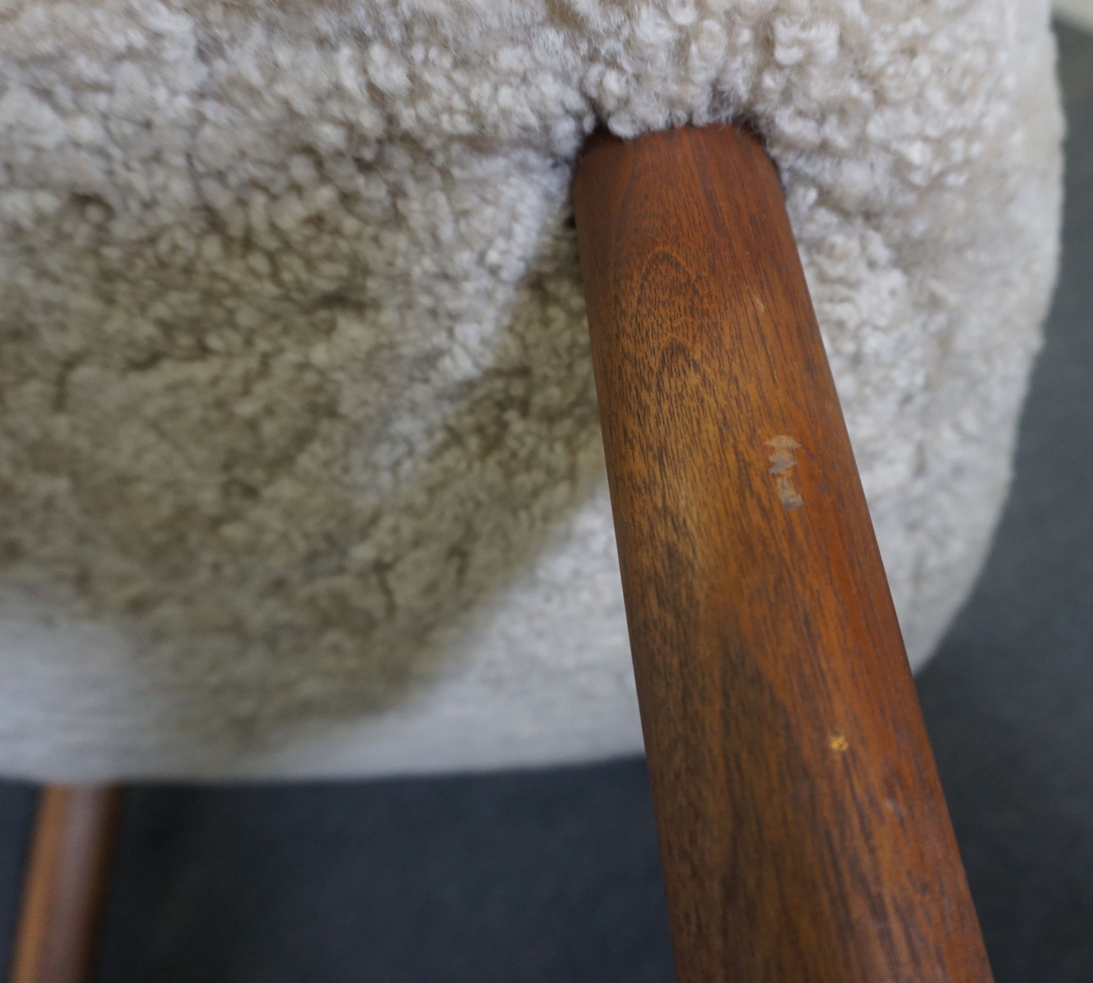 Little Petra VB1 Sessel mit Hocker Schafsfell