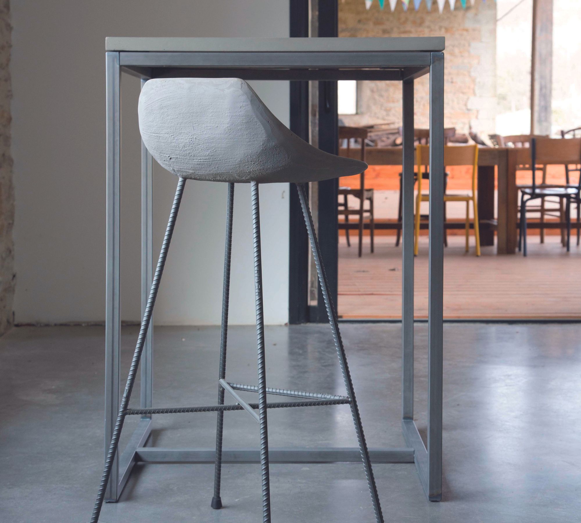 Perspective Bartisch Faserbeton Stahl Grau