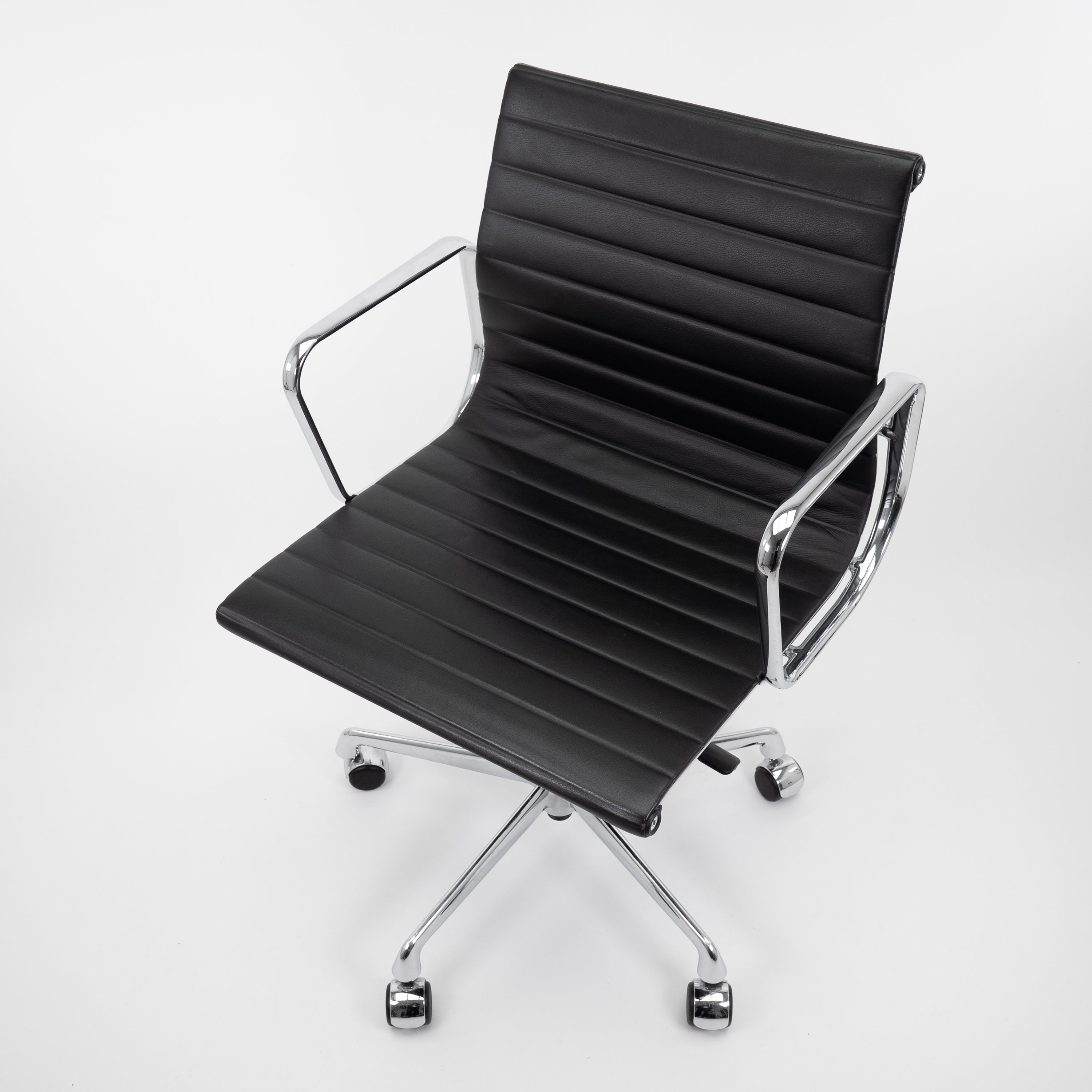 EA117 Bürostuhl Schwarz von Vitra