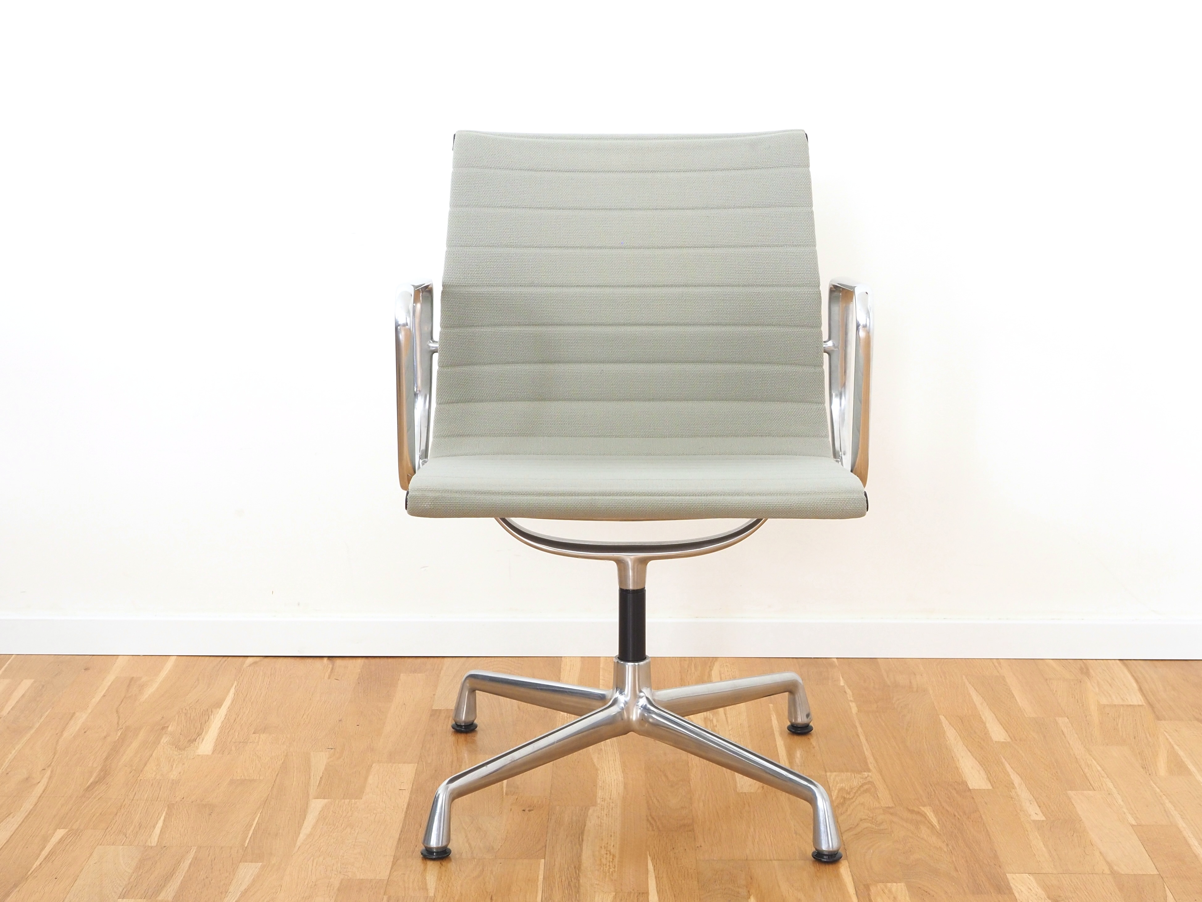 Eames EA 108 Aluminium Chair Drehbar Hopsack Grau