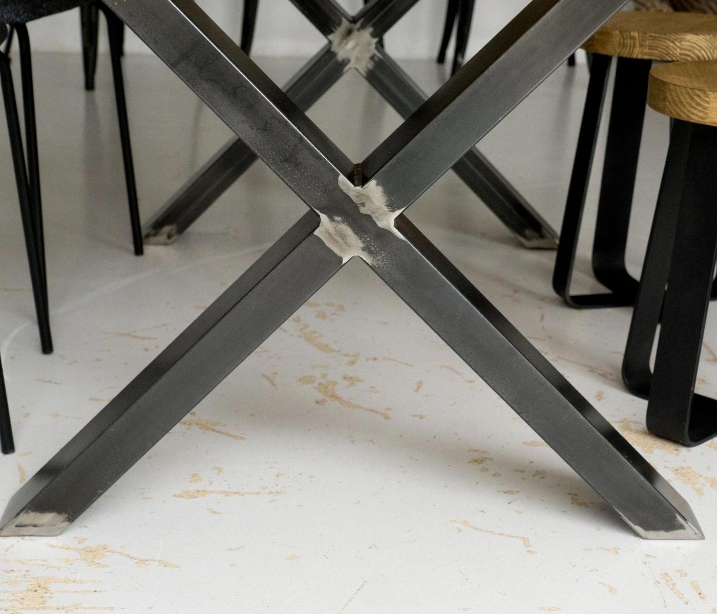 Robuster Massivholztisch mit Stahlgestell Schwarz