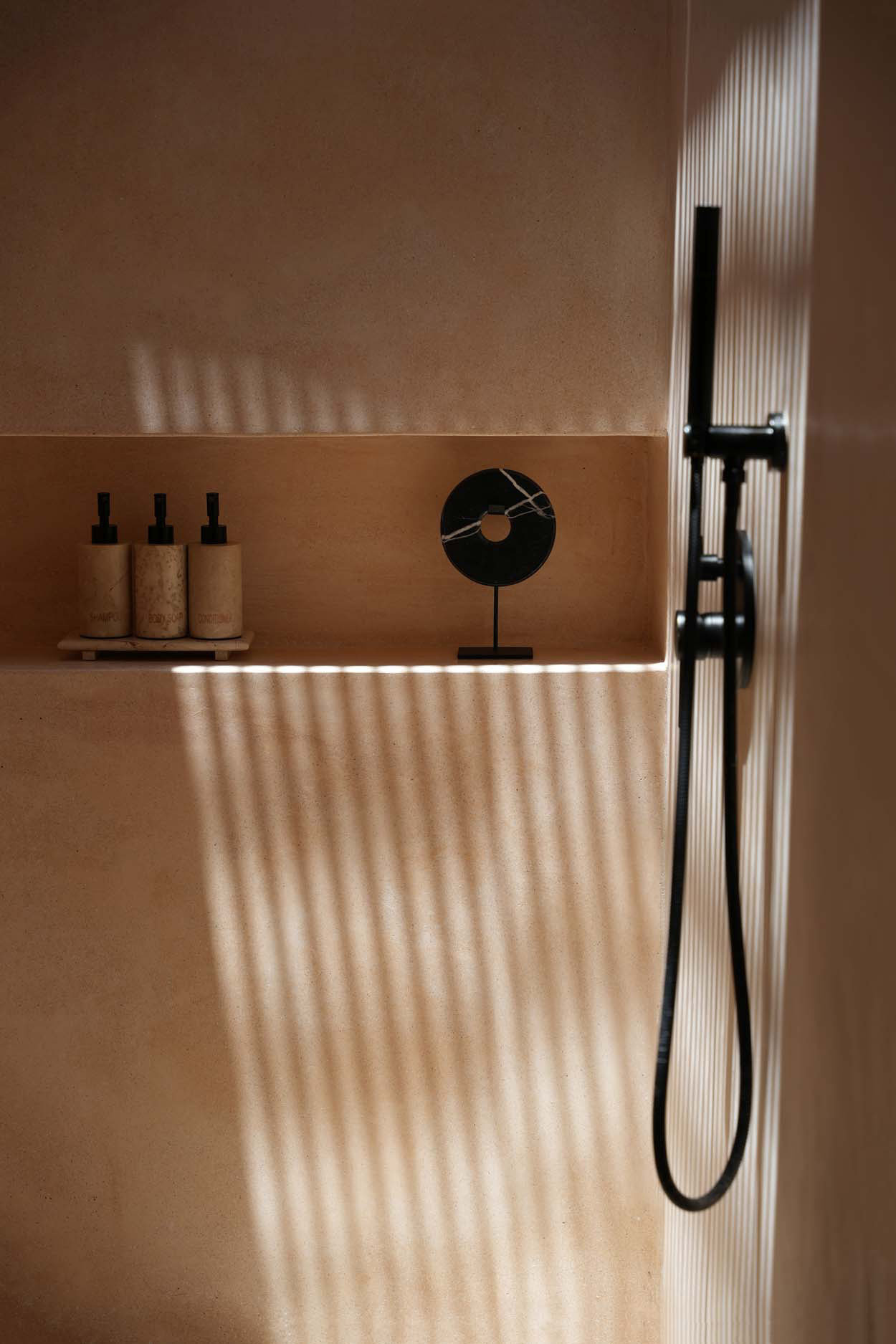 Plate on stand marble black