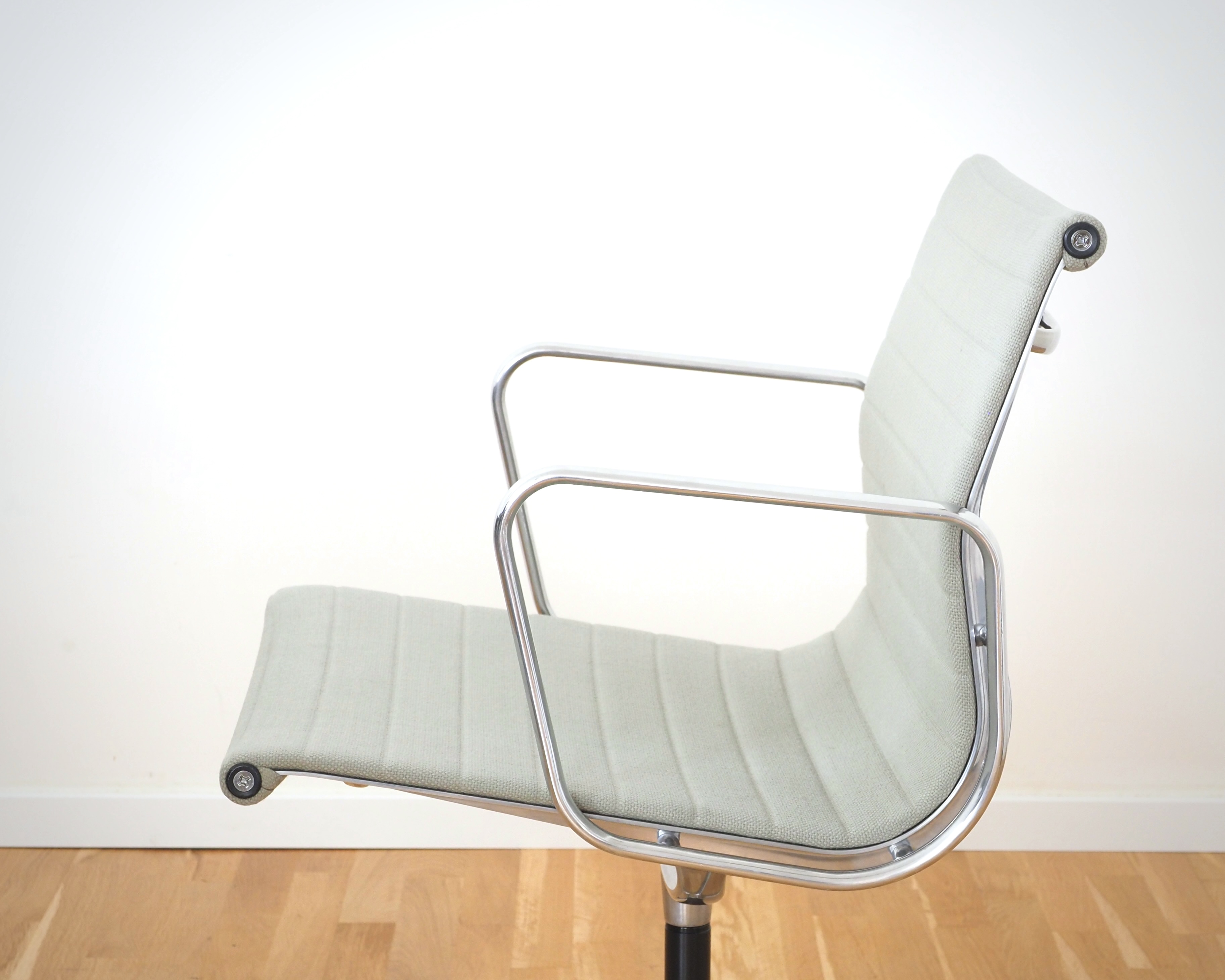 Eames EA 108 Aluminium Chair Drehbar Hopsack Grau