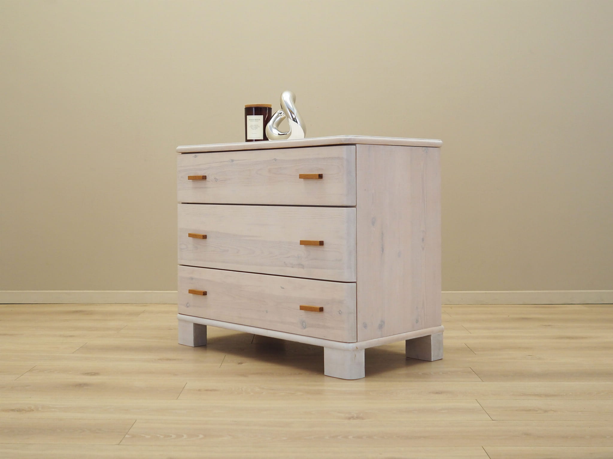 Chest of drawers
Pine wood
1960s