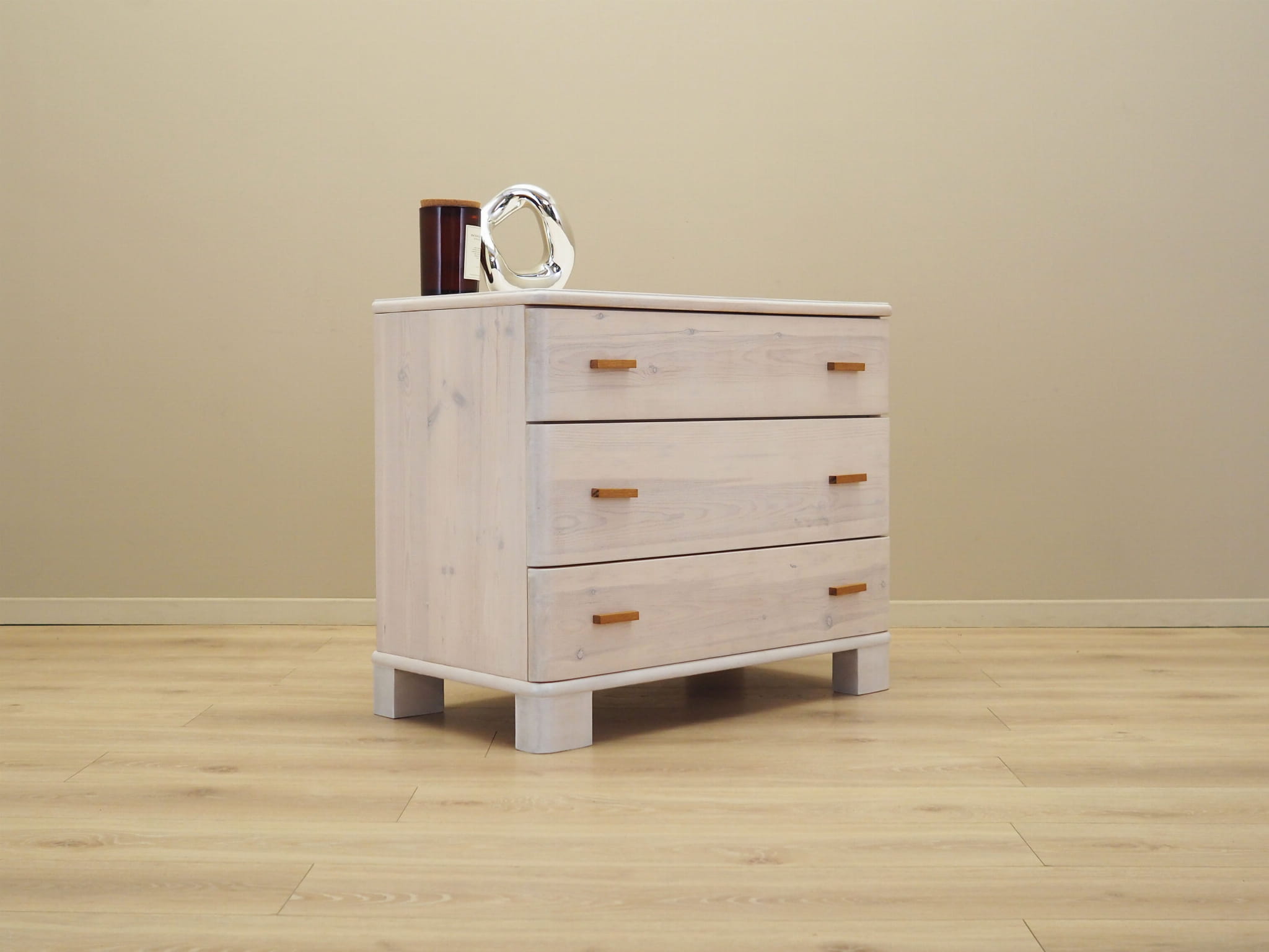 Chest of drawers
Pine wood
1960s