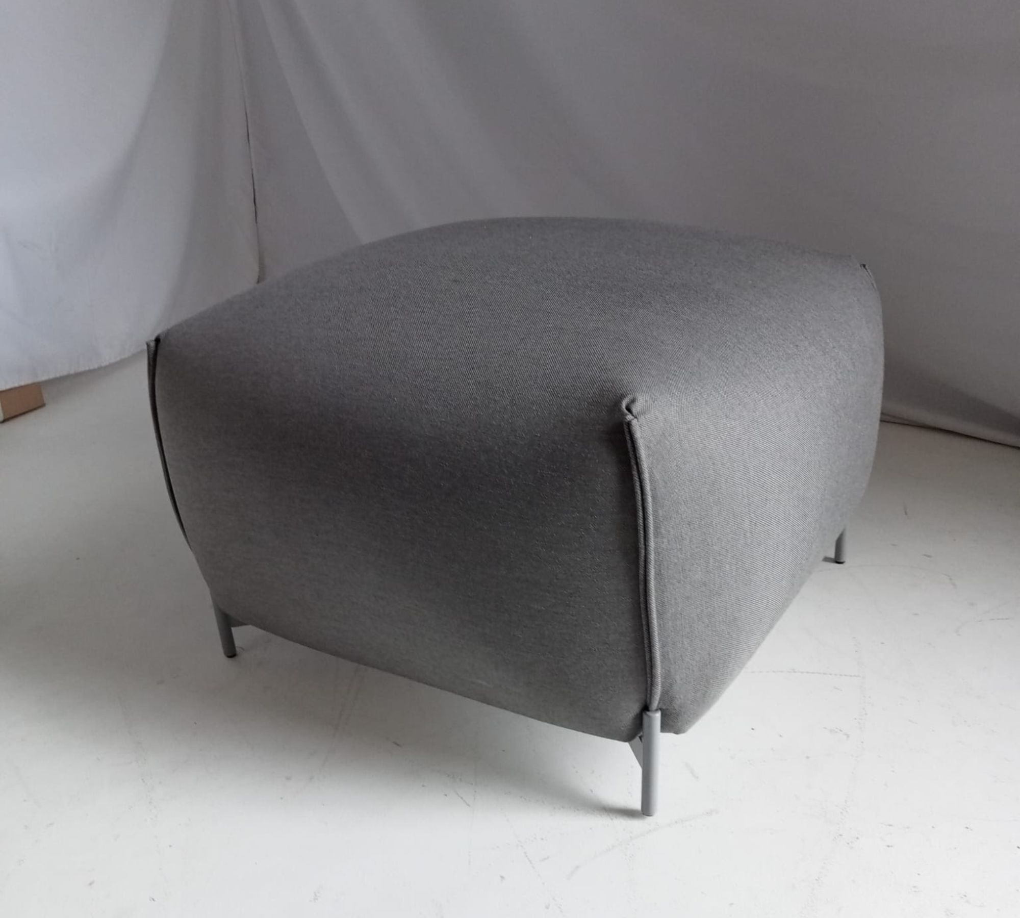 Mochi Pouf Textil Metall Grau