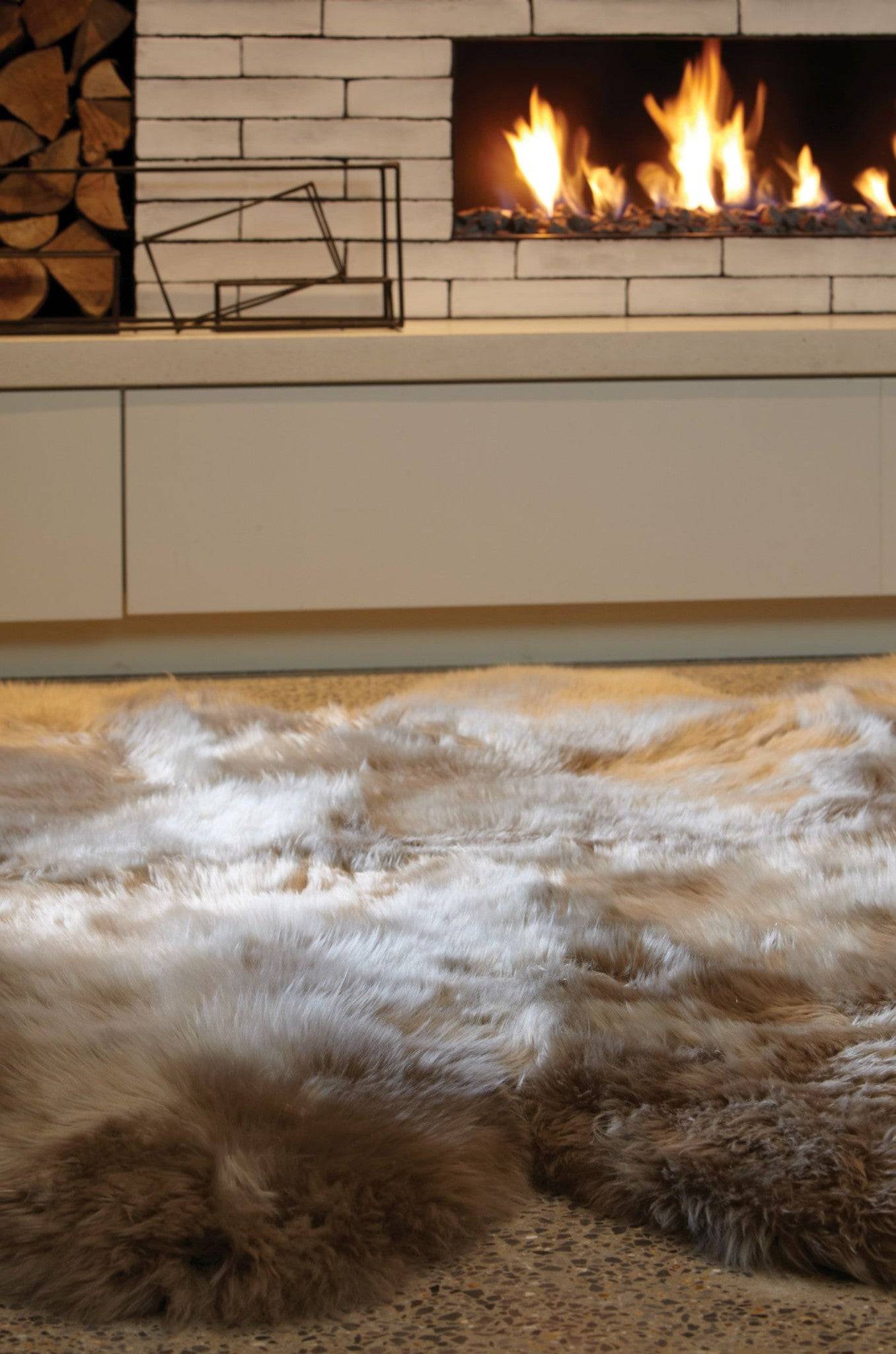 skin" a brand? Probably not. It's just a descriptive word.
    In German, "Sheepskin Teppich" is a common way to say "Sheepskin rug".
    So the whole phrase "Sheepskin Teppich Schaffell" is basically "Sheepskin rug sheepskin".

    Let's provide a clean Italian version:
    Tappeto in