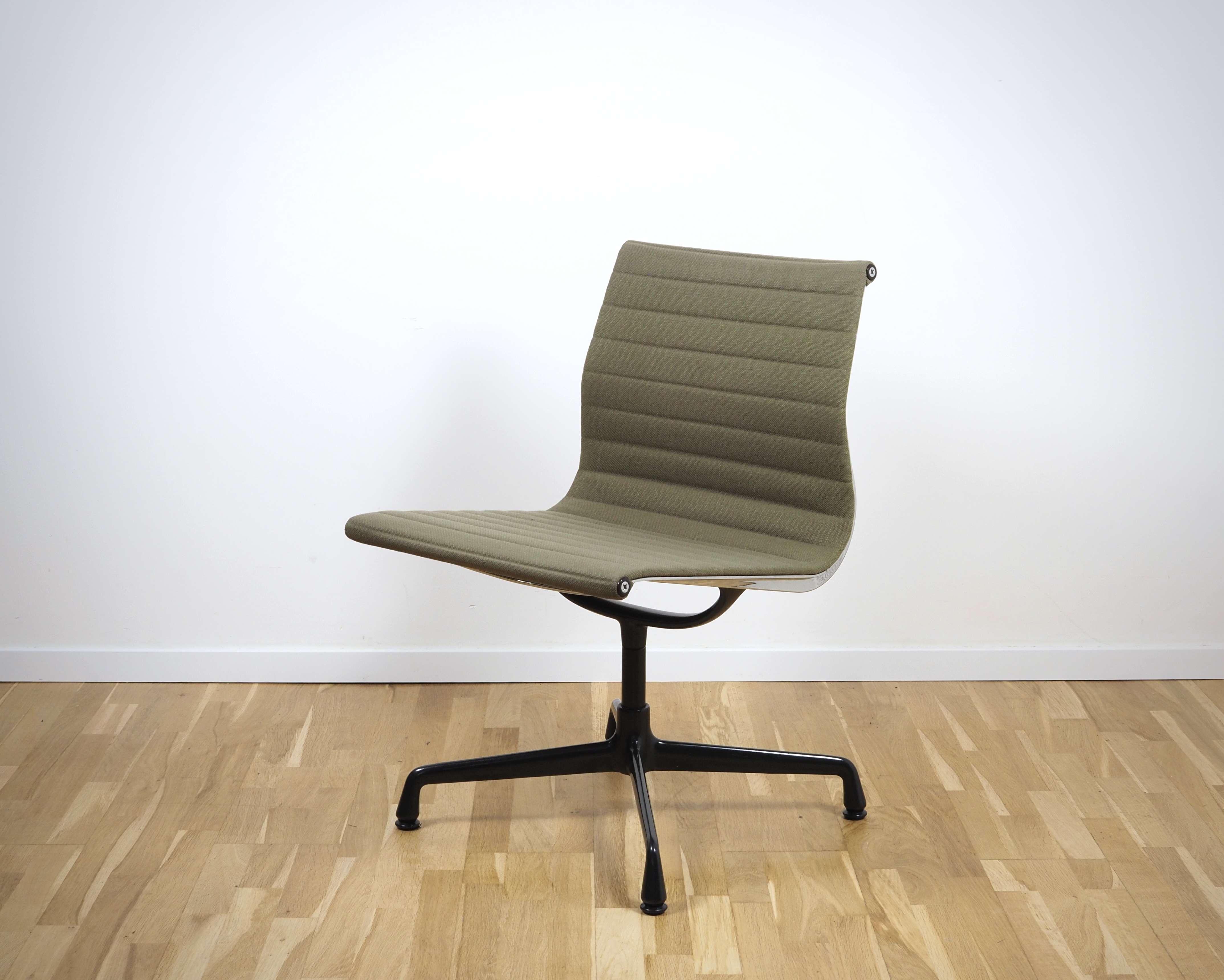 Aluminium Chair EA 105 Hopsack Khaki