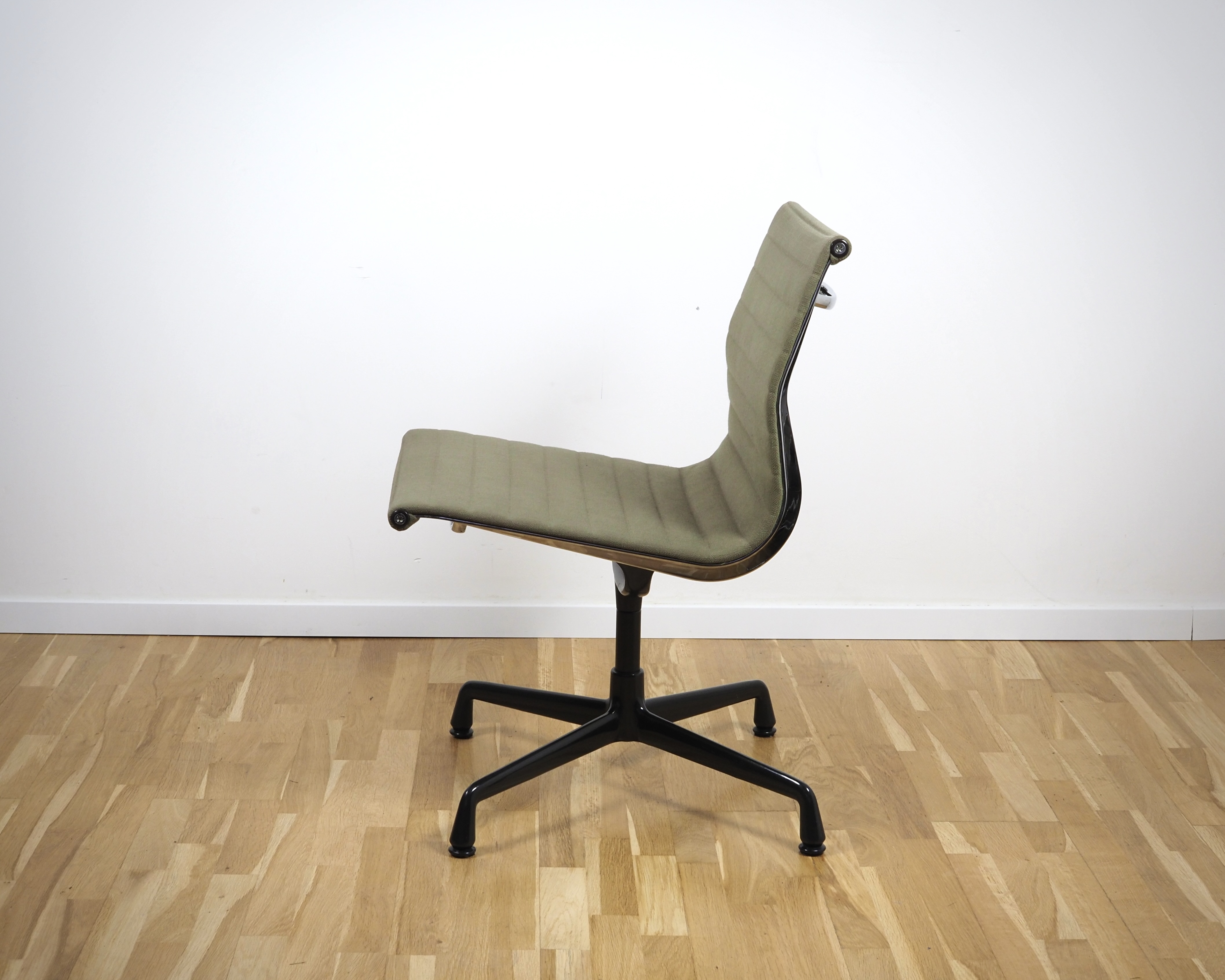 Aluminium Chair EA 105 Hopsack Khaki