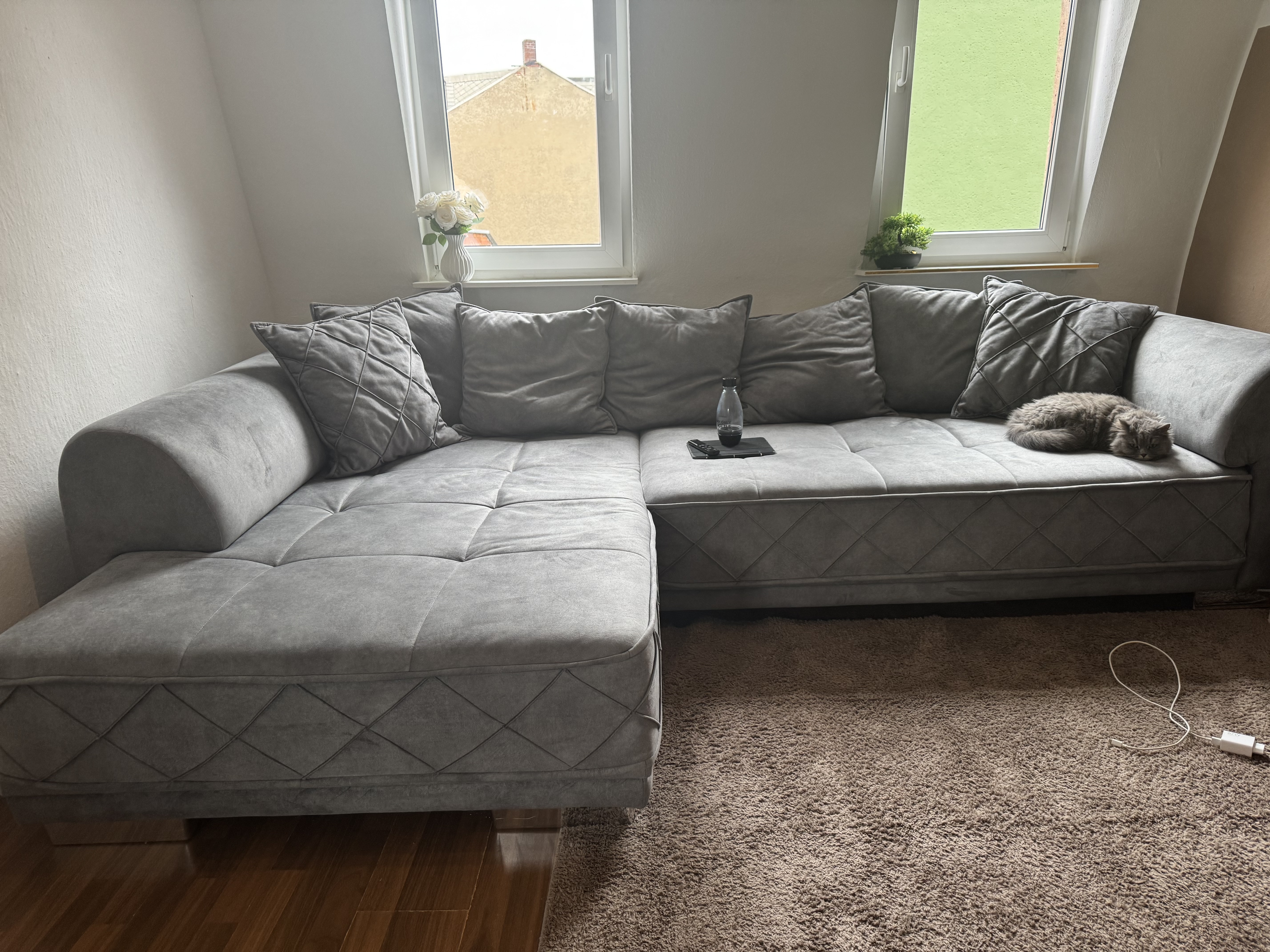 Sentina Ecksofa mit Rückenkissen Grau