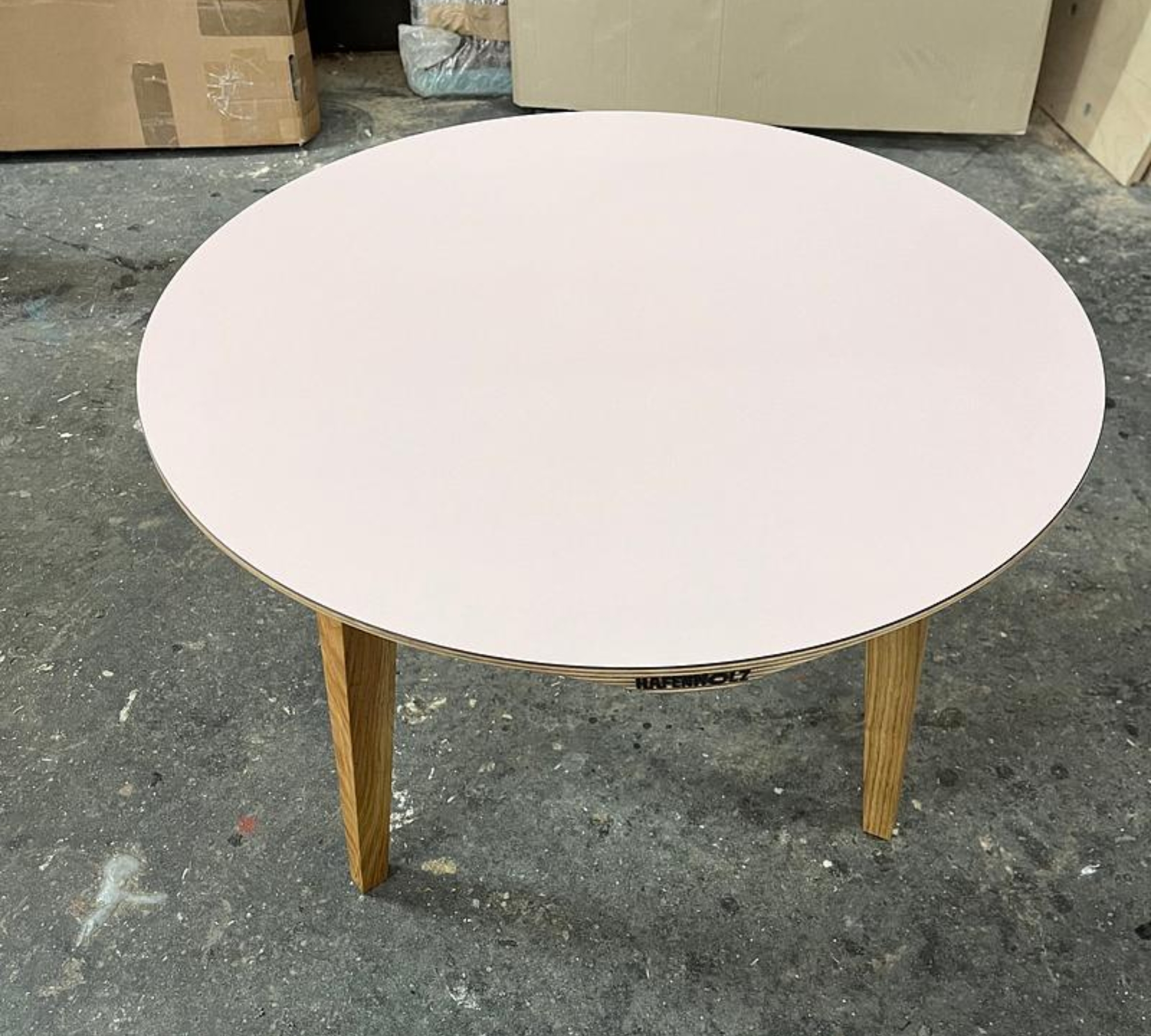 Beluga Couchtisch HPL Rosa Ø 57cm