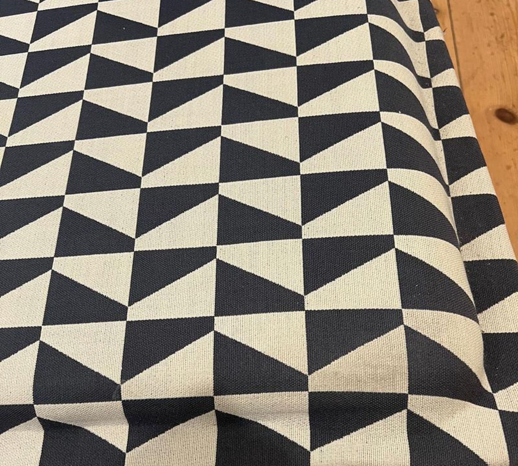 Low Pad Sessel Schwarz Weiß gemustert