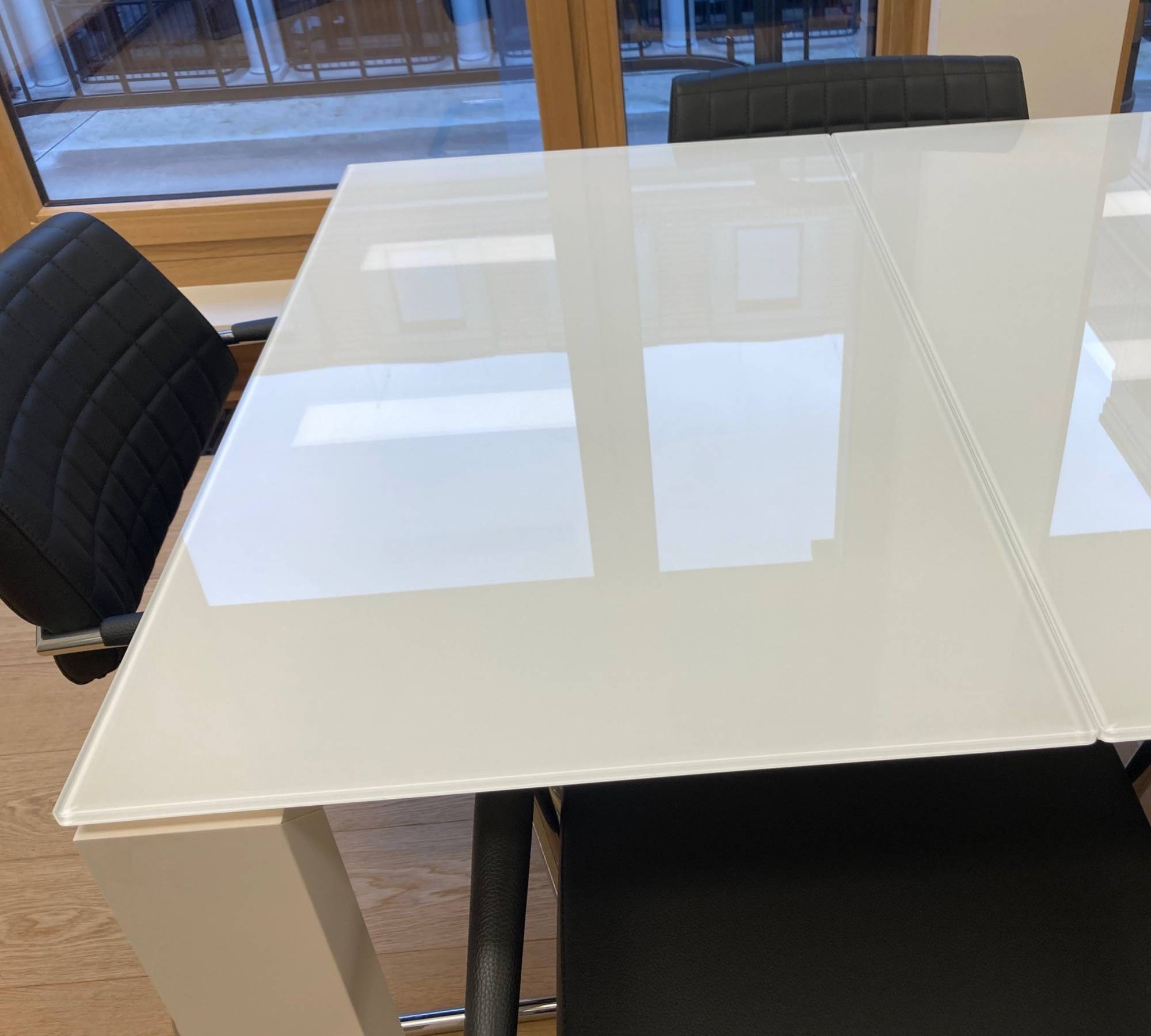Ausziehbarer Konferenztisch inkl. 10 Bürostühlen 