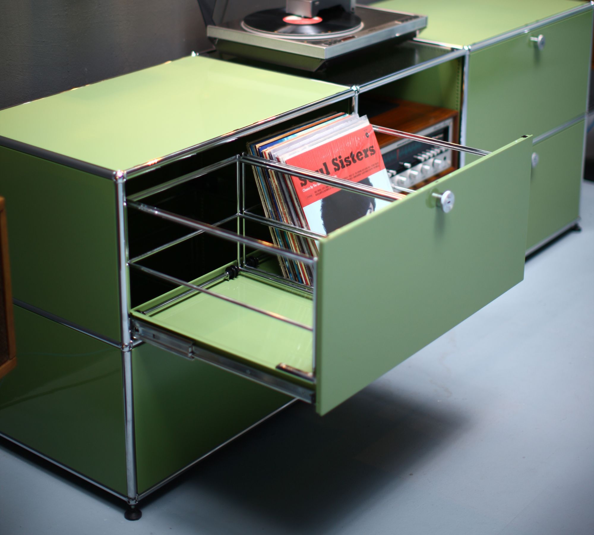 Unikat Sideboard mit Schubladen Yearbridge Green