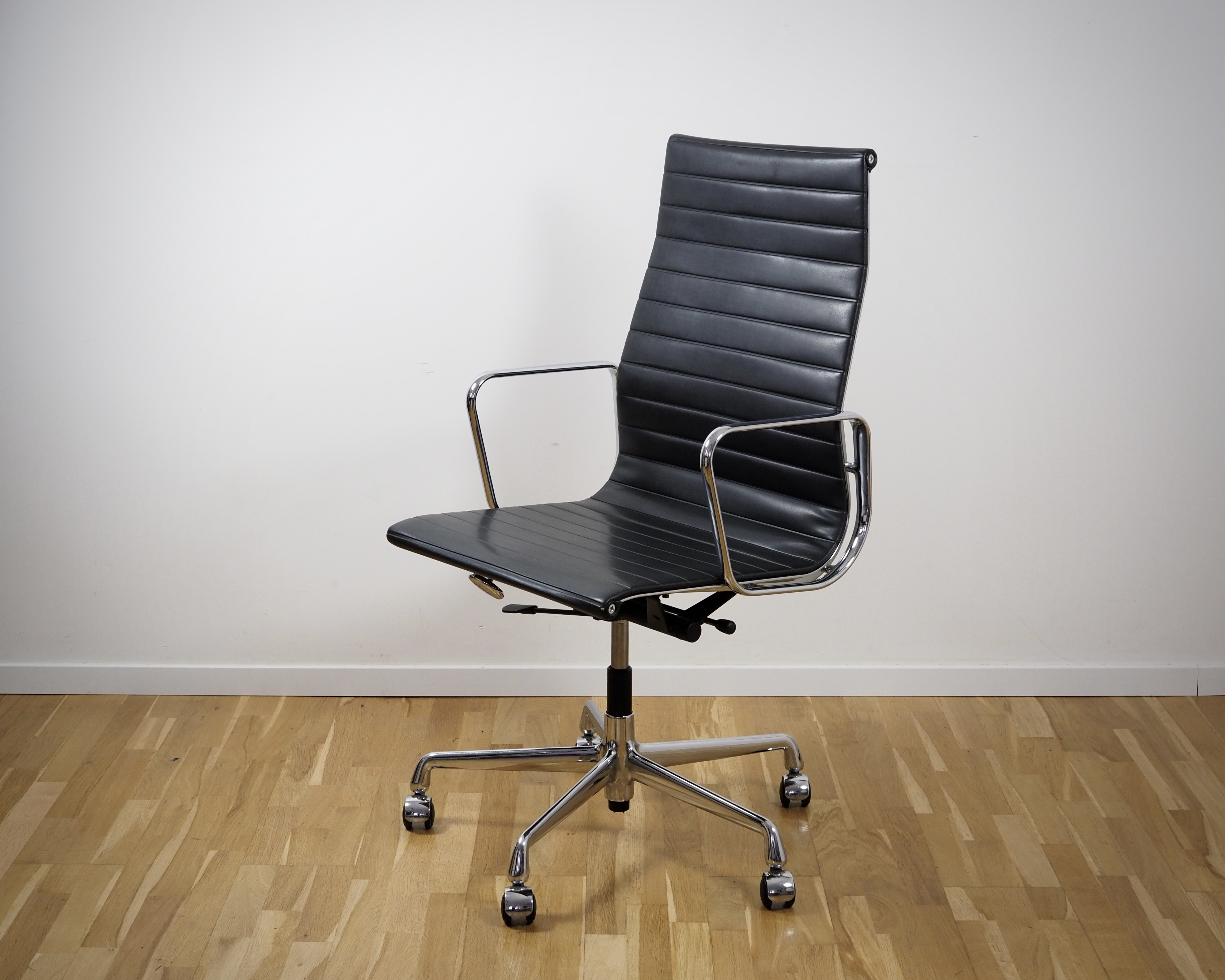 EA 119 Alu Chair Bürostuhl Leder Anthrazit