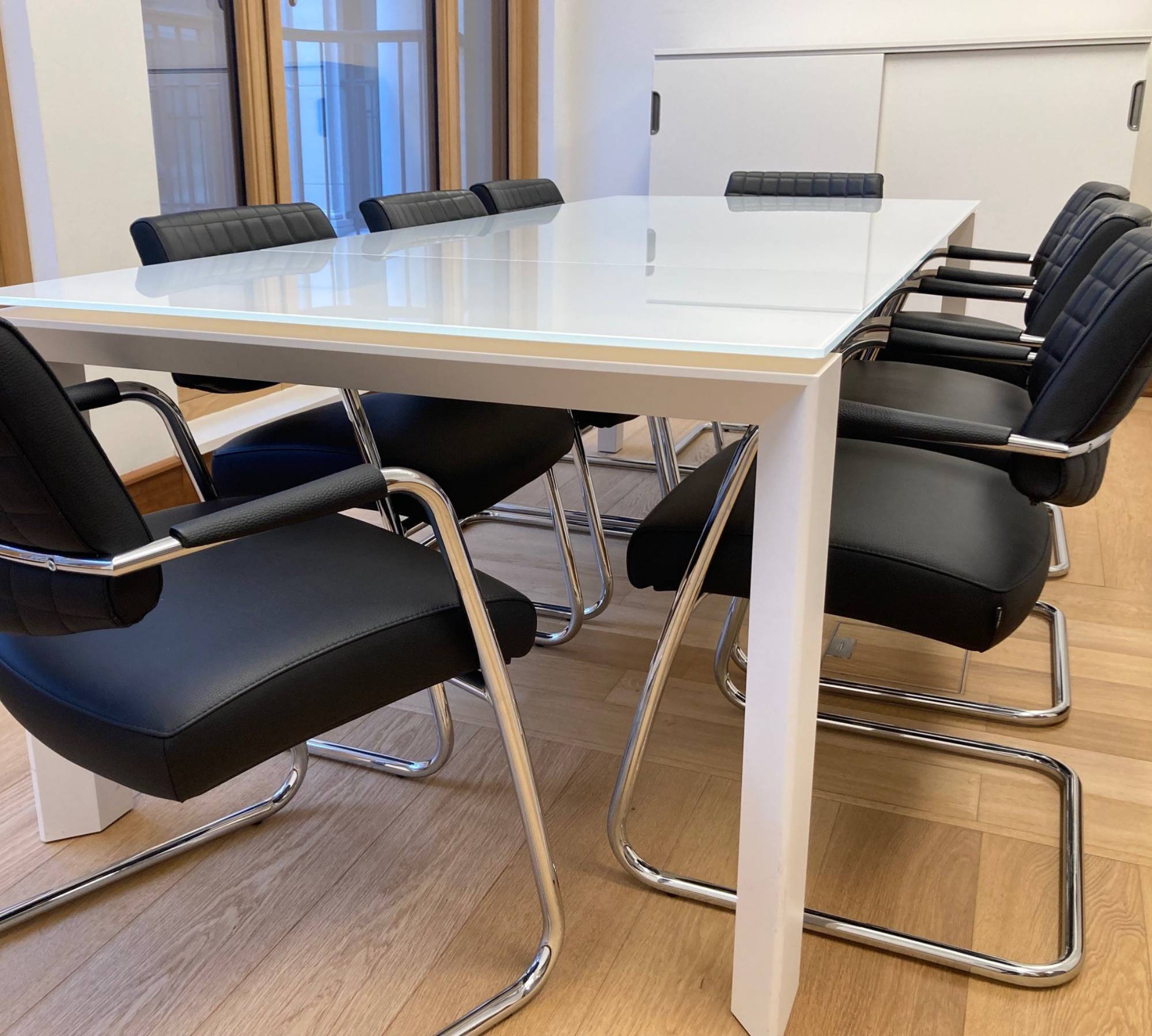 Ausziehbarer Konferenztisch inkl. 10 Bürostühlen 
