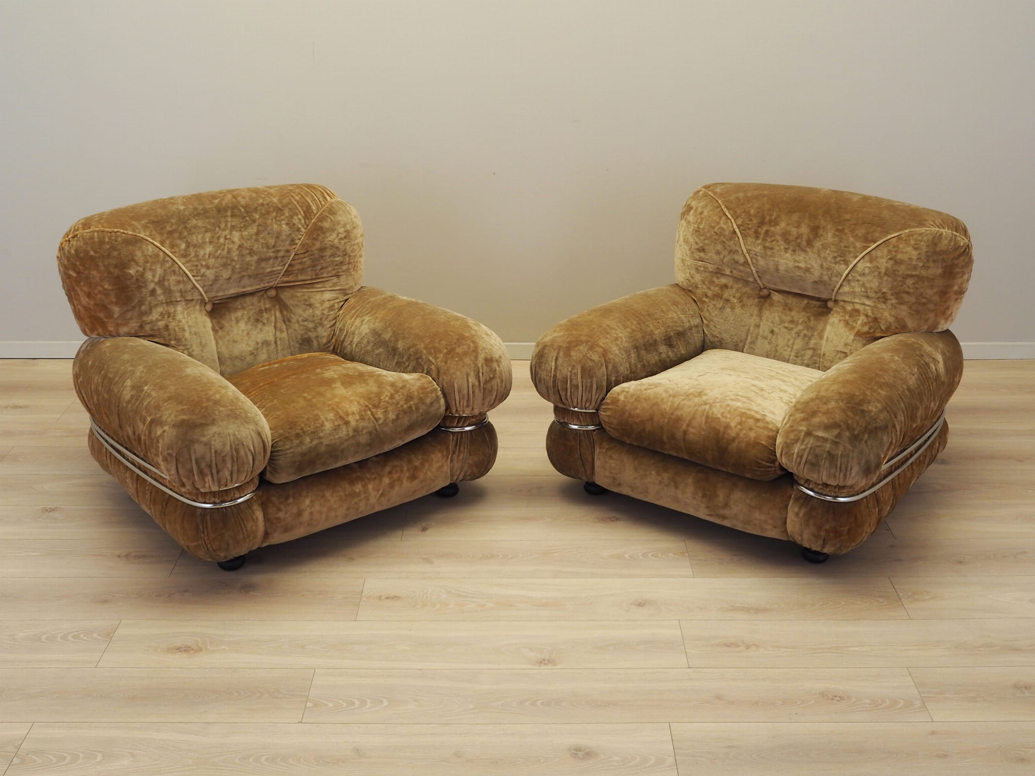 Poltrona in velluto marrone anni '70