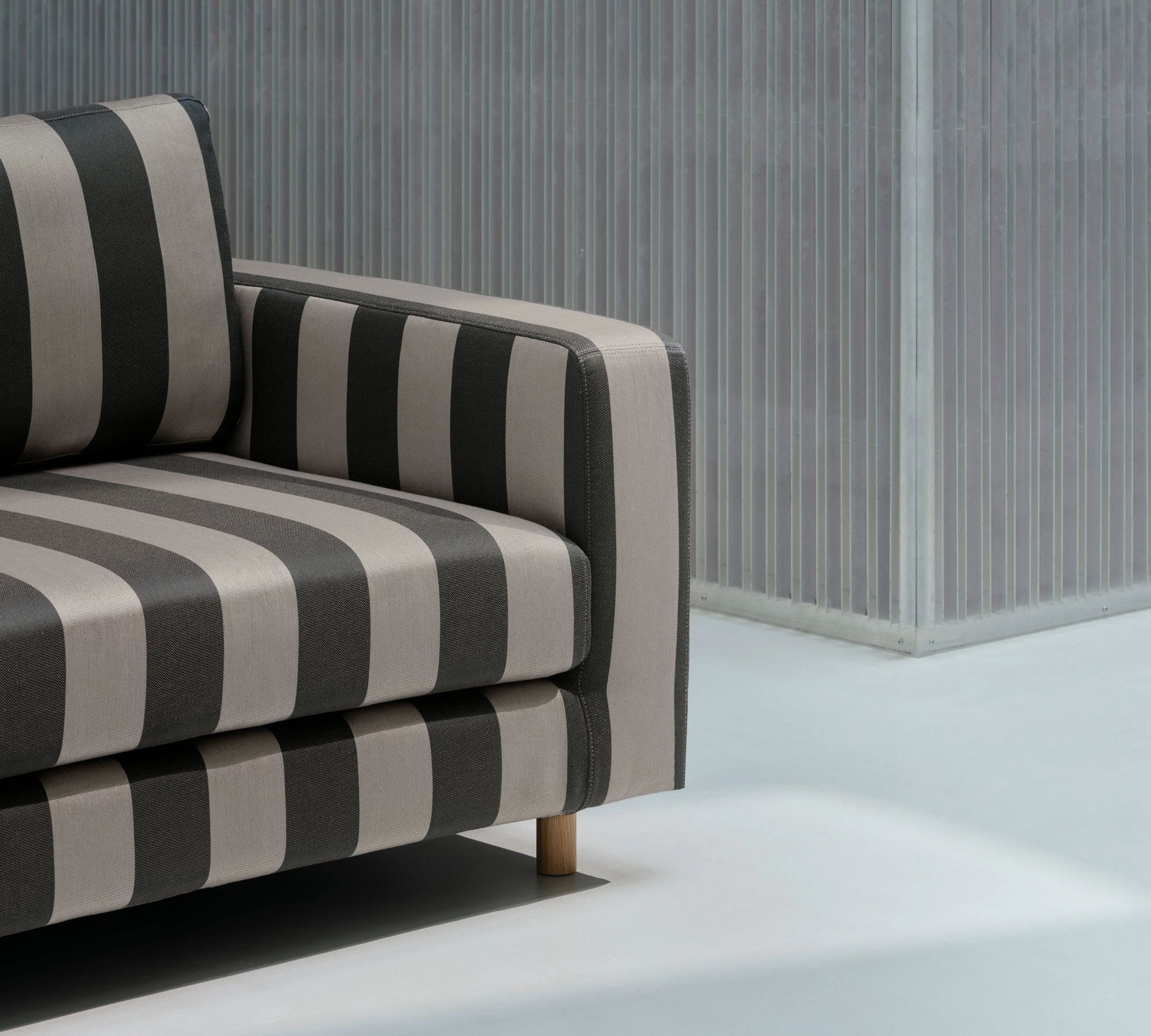 Dylan Sofa 4-Sitzer Line Latte Black