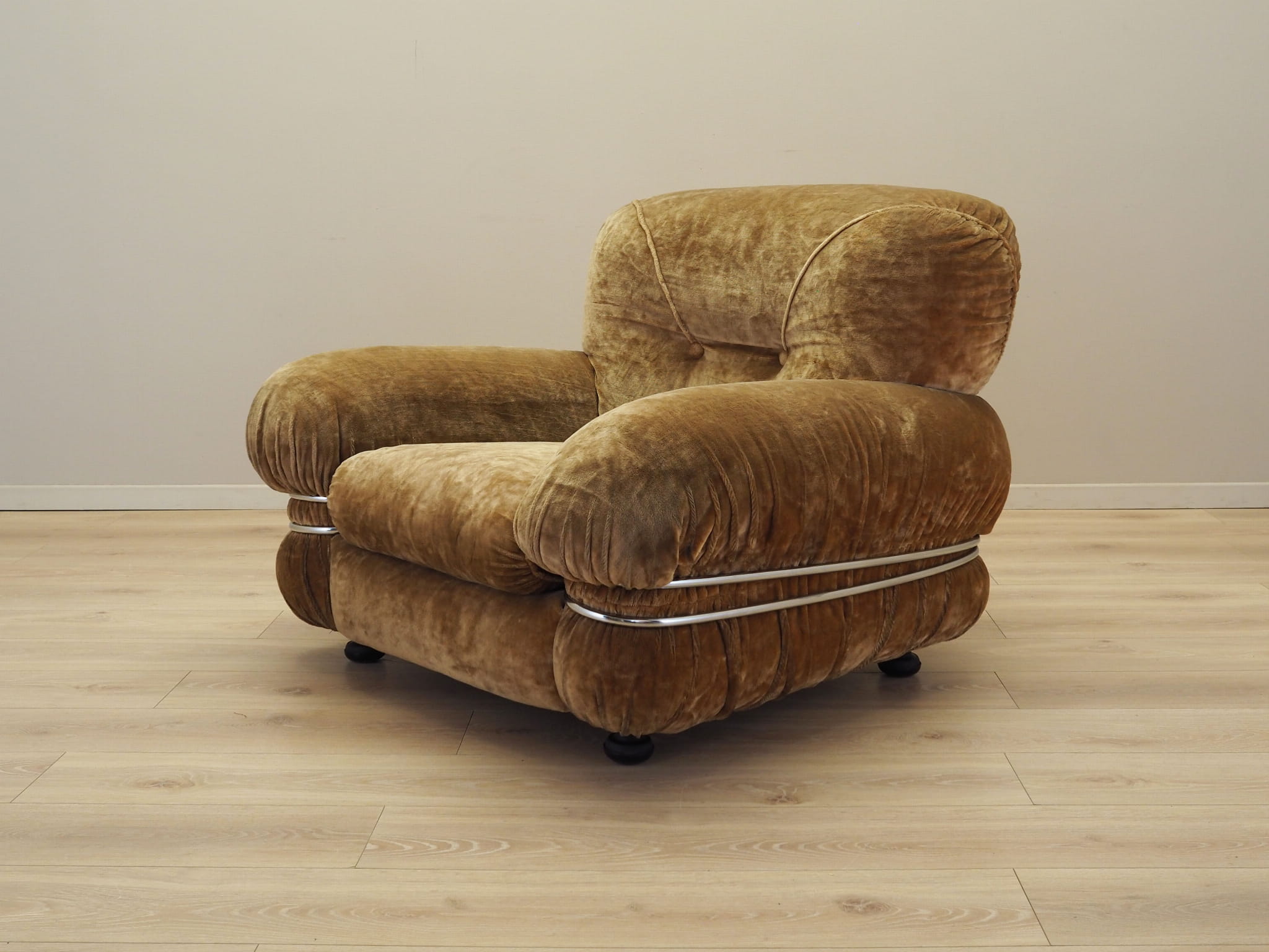 Poltrona in velluto marrone anni '70