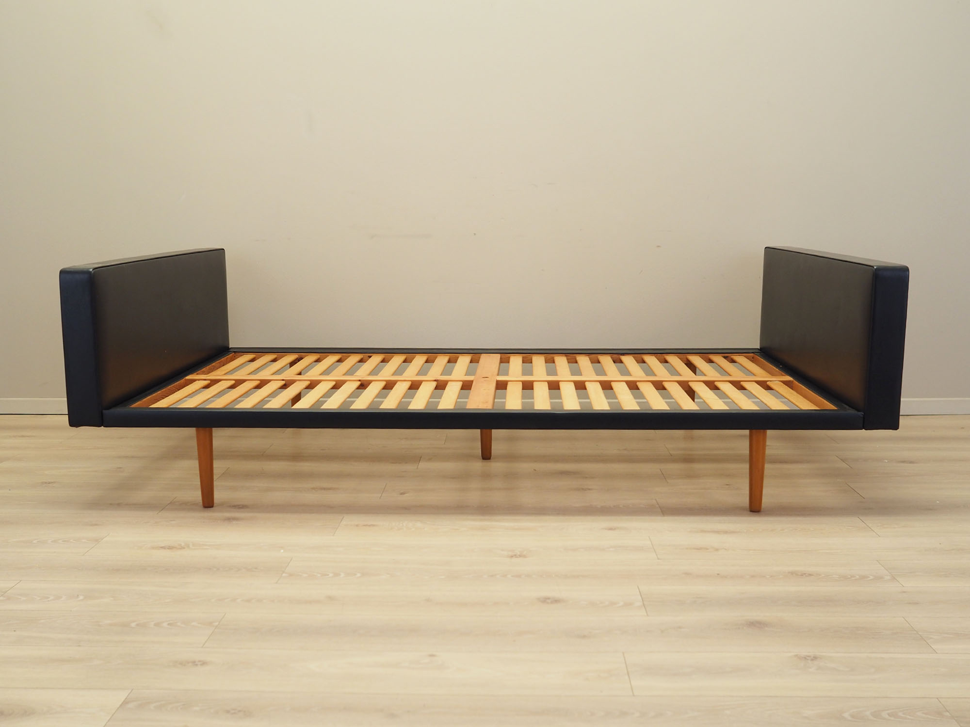 Bett Kunstleder Holz 1960er Jahre