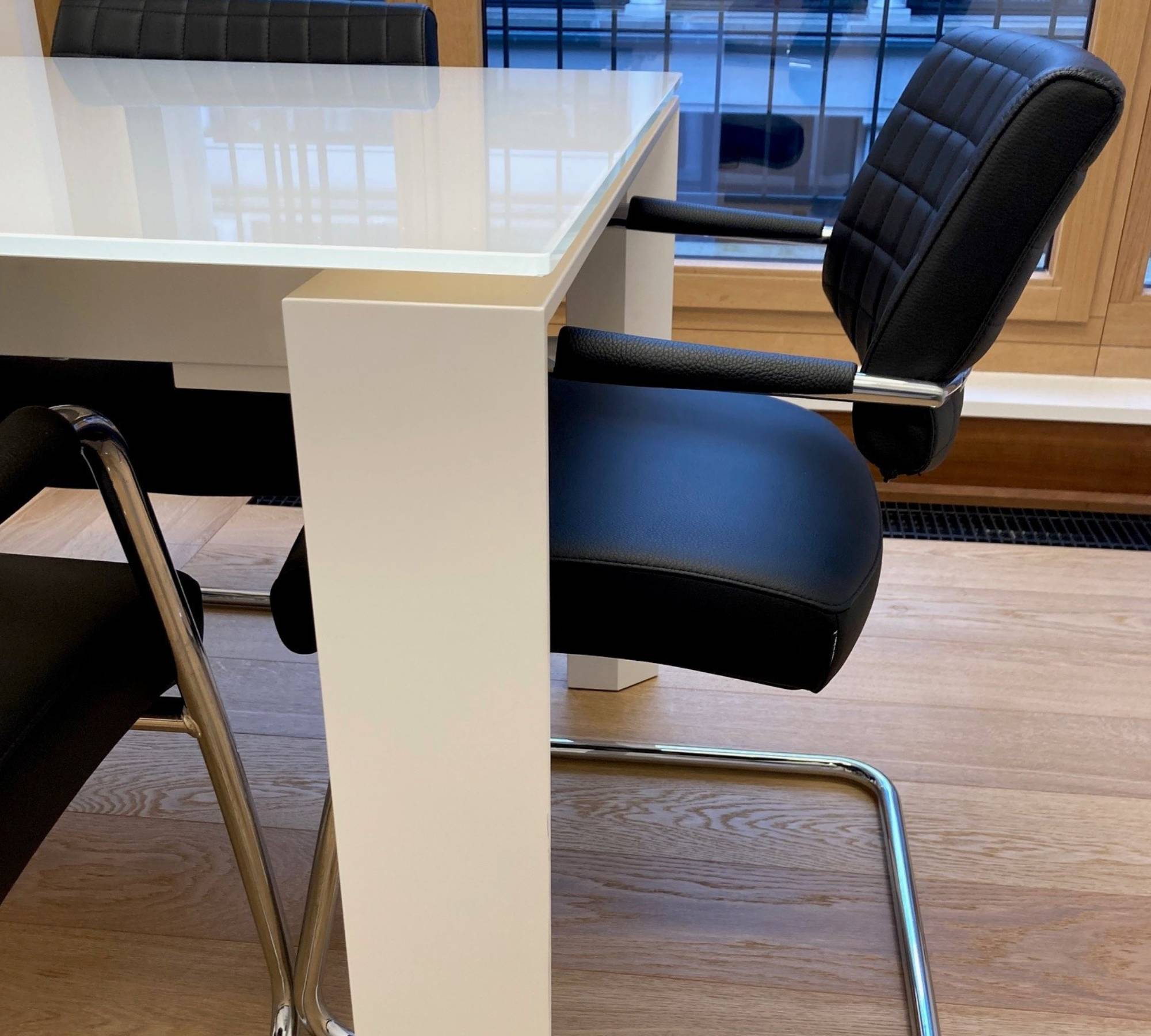 Ausziehbarer Konferenztisch inkl. 10 Bürostühlen 