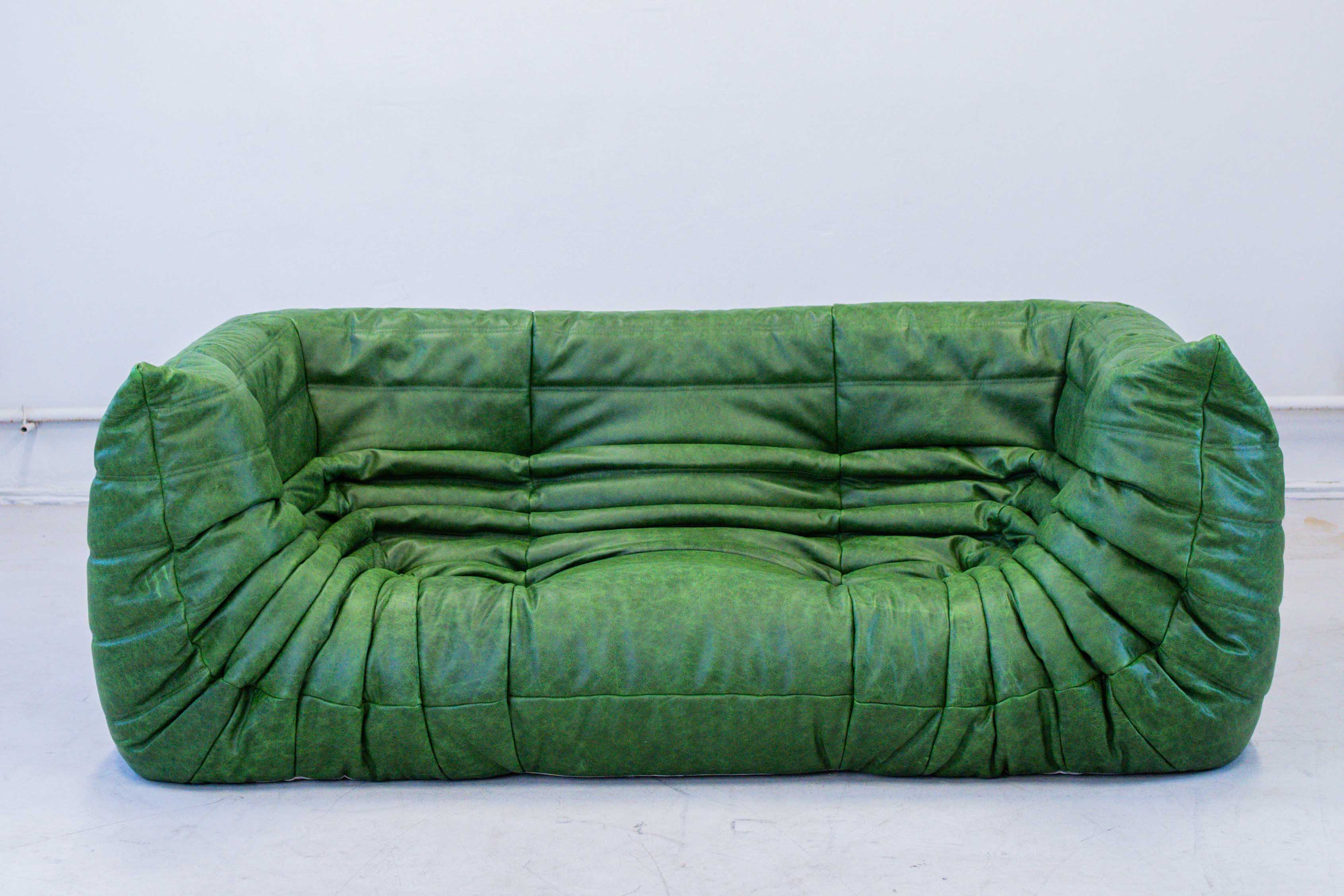 Togo Sofa 2 Sitzer mit Armlehne Pull Up Leder Grun