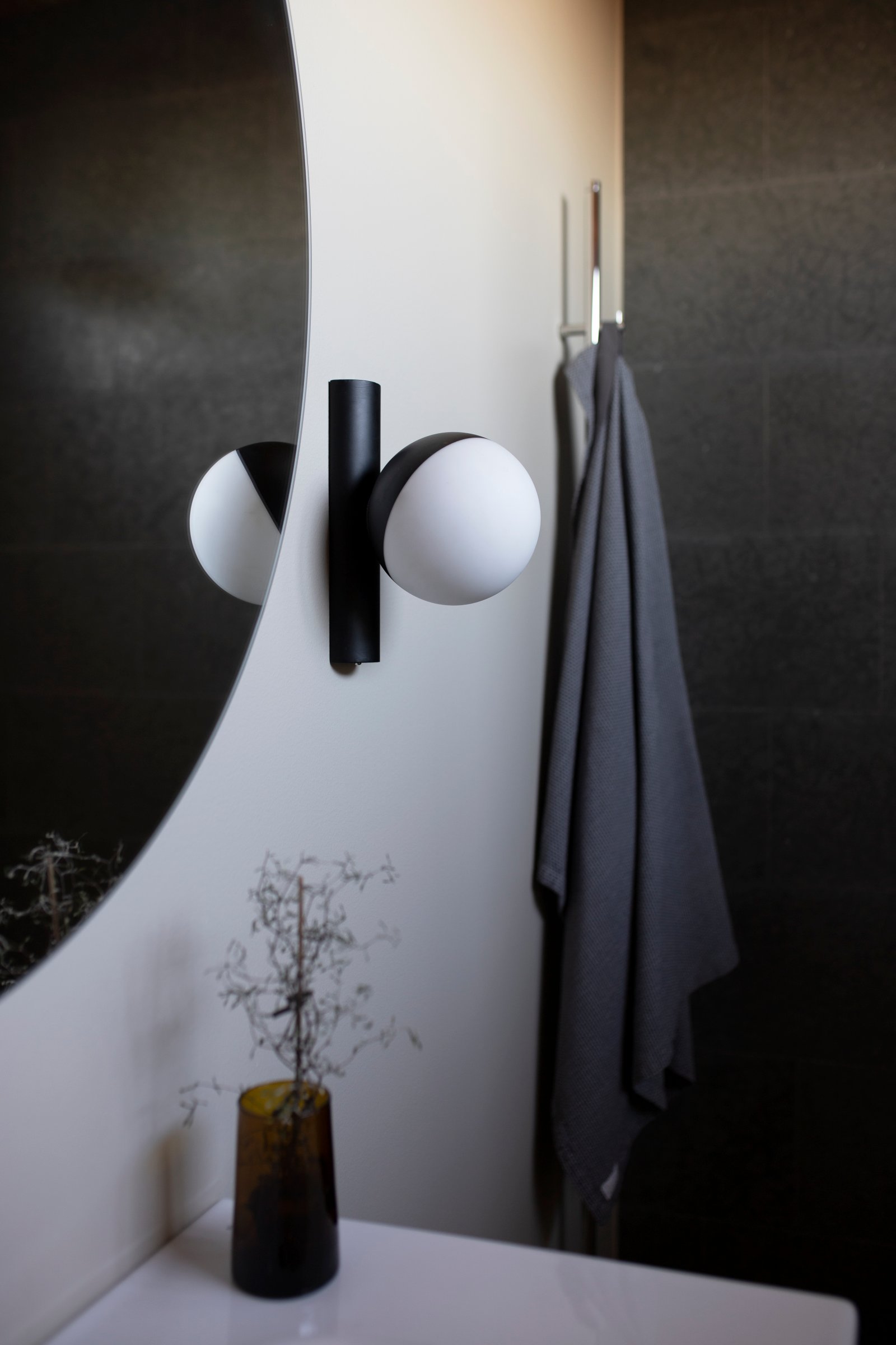 Contur 15 Wandleuchte Metall Schwarz Weiß IP44