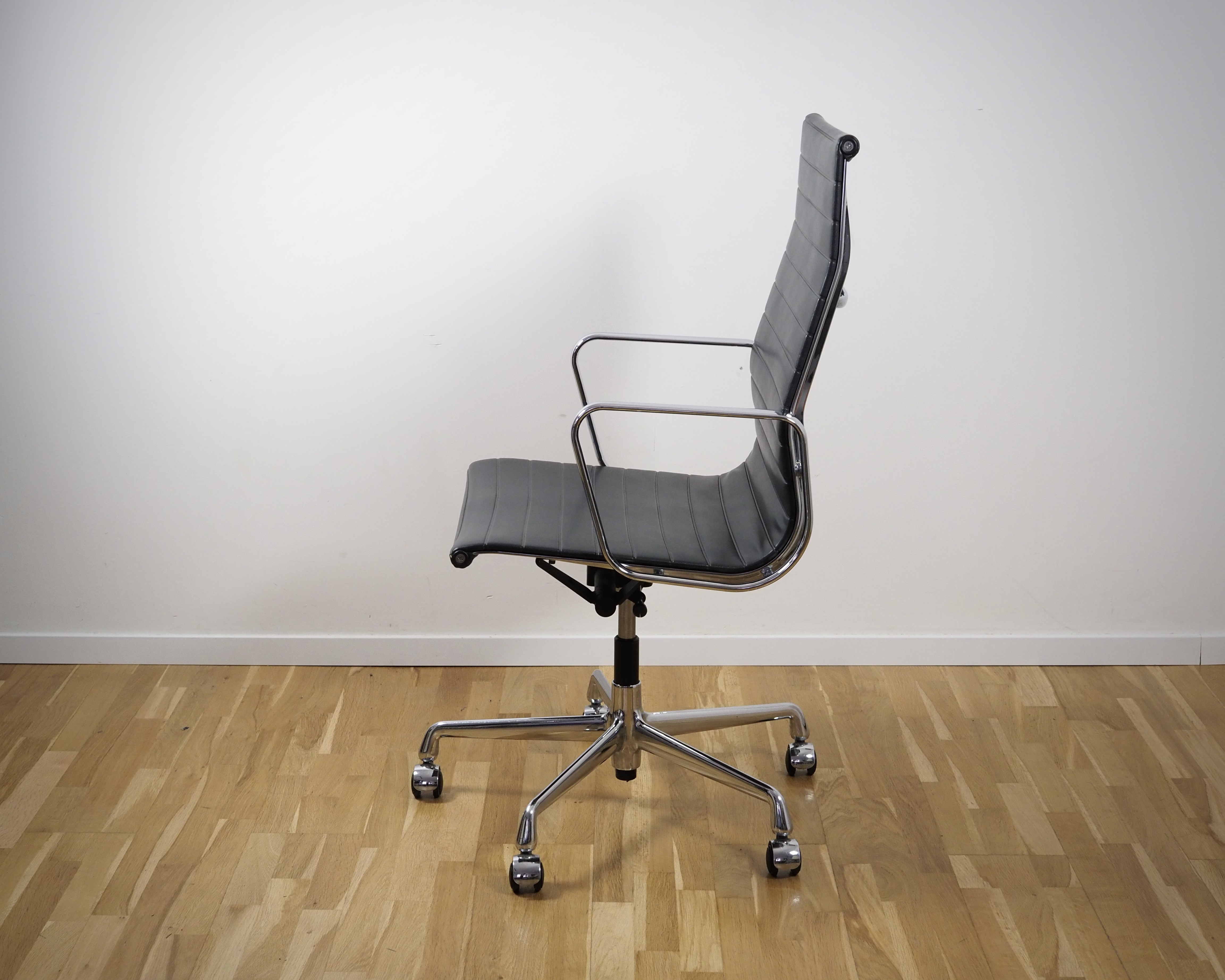 EA 119 Alu Chair Bürostuhl Leder Anthrazit