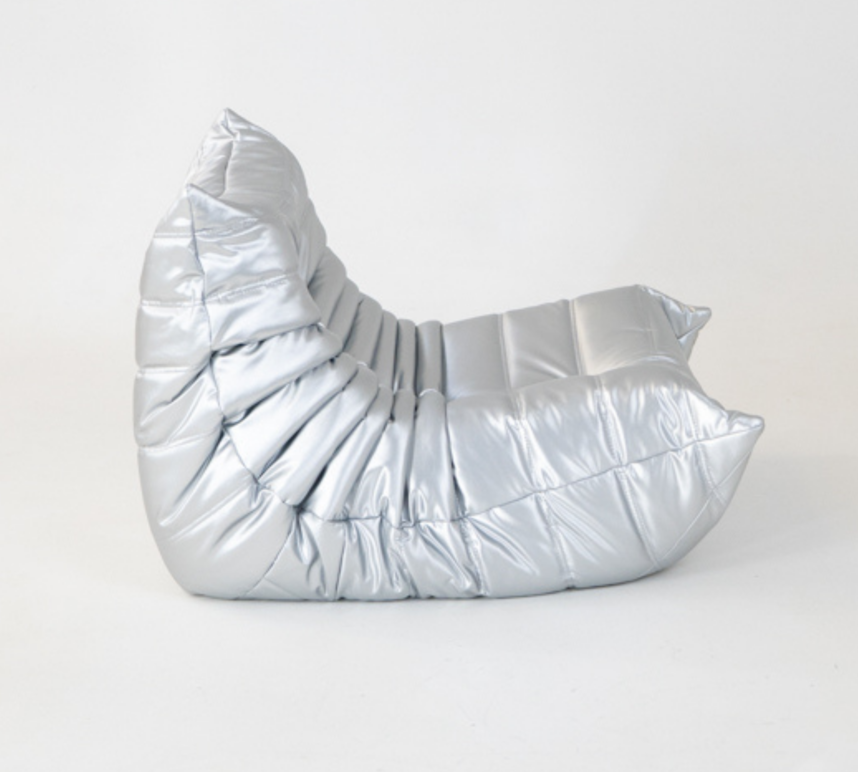 Set poltrona e ottoman Togo in ecopelle grigio spazio