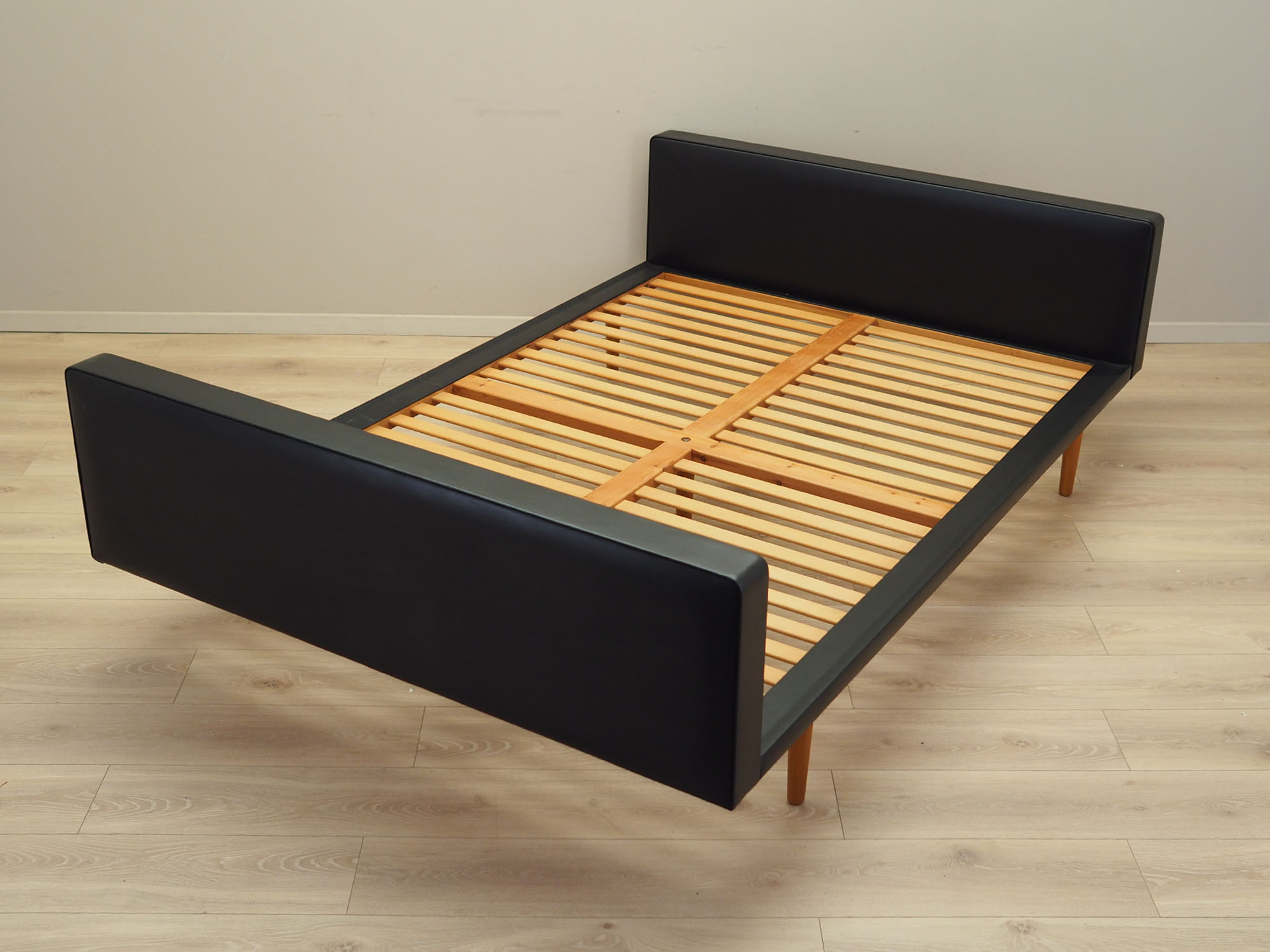 Bett Kunstleder Holz 1960er Jahre